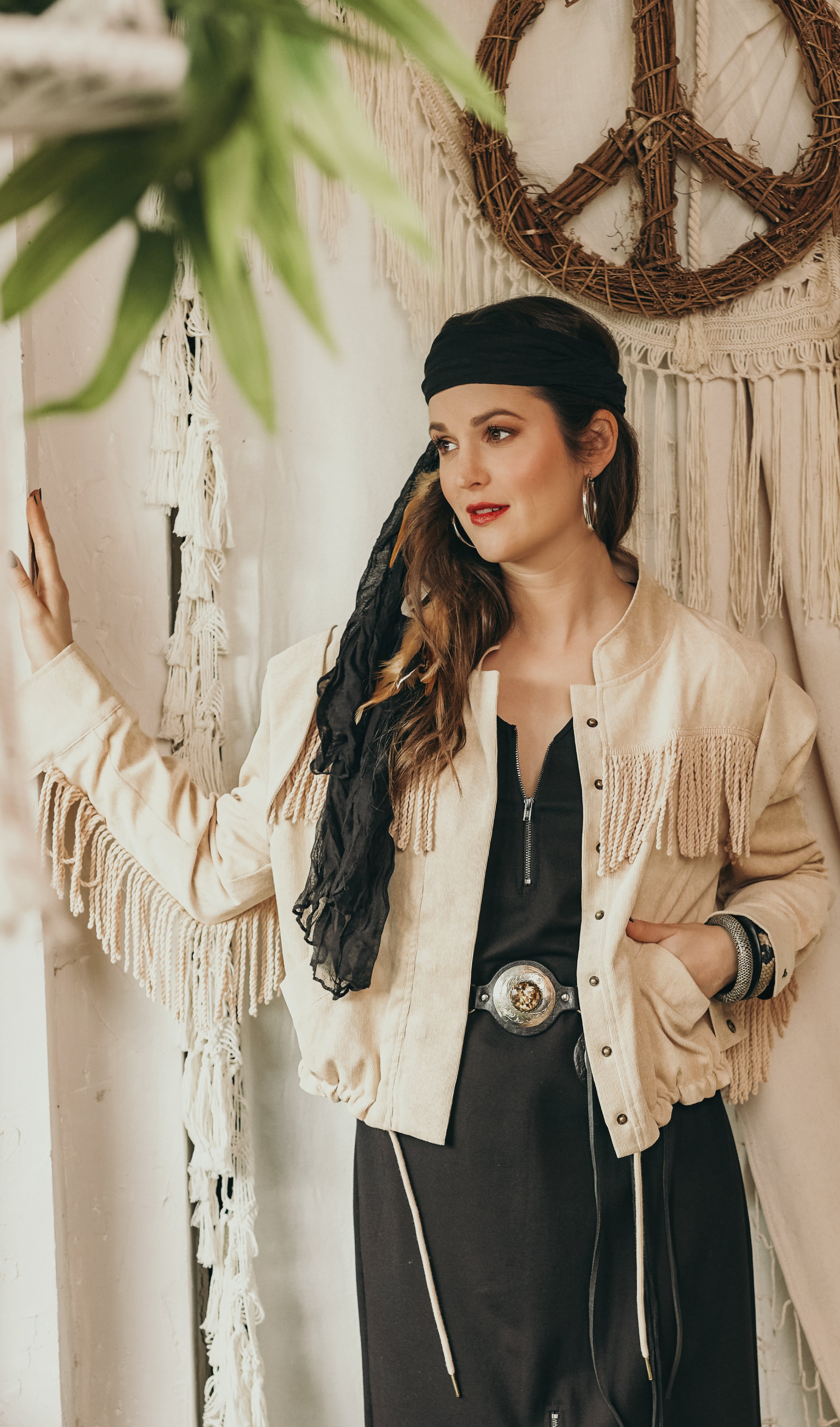 Diese limitierte Edition Boho Fransenjacke in warmem Beigeton verleiht dir einen lässigen Look. Die gedrehten Fransen an den Ärmeln, der Brust und dem Rücken sorgen für einen einzigartigen Stil. Die lässige Passform in Onesize und der verstellbare Kordelzug am Saum bieten optimalen Komfort. Stylisches Schulterdetail, Eingriffstaschen und Stehkragen machen diese Blouson-Jacke zu einem Must-Have. Besonders weiches und atmungsaktives Modal Innenmaterial bietet ultimativen Tragekomfort