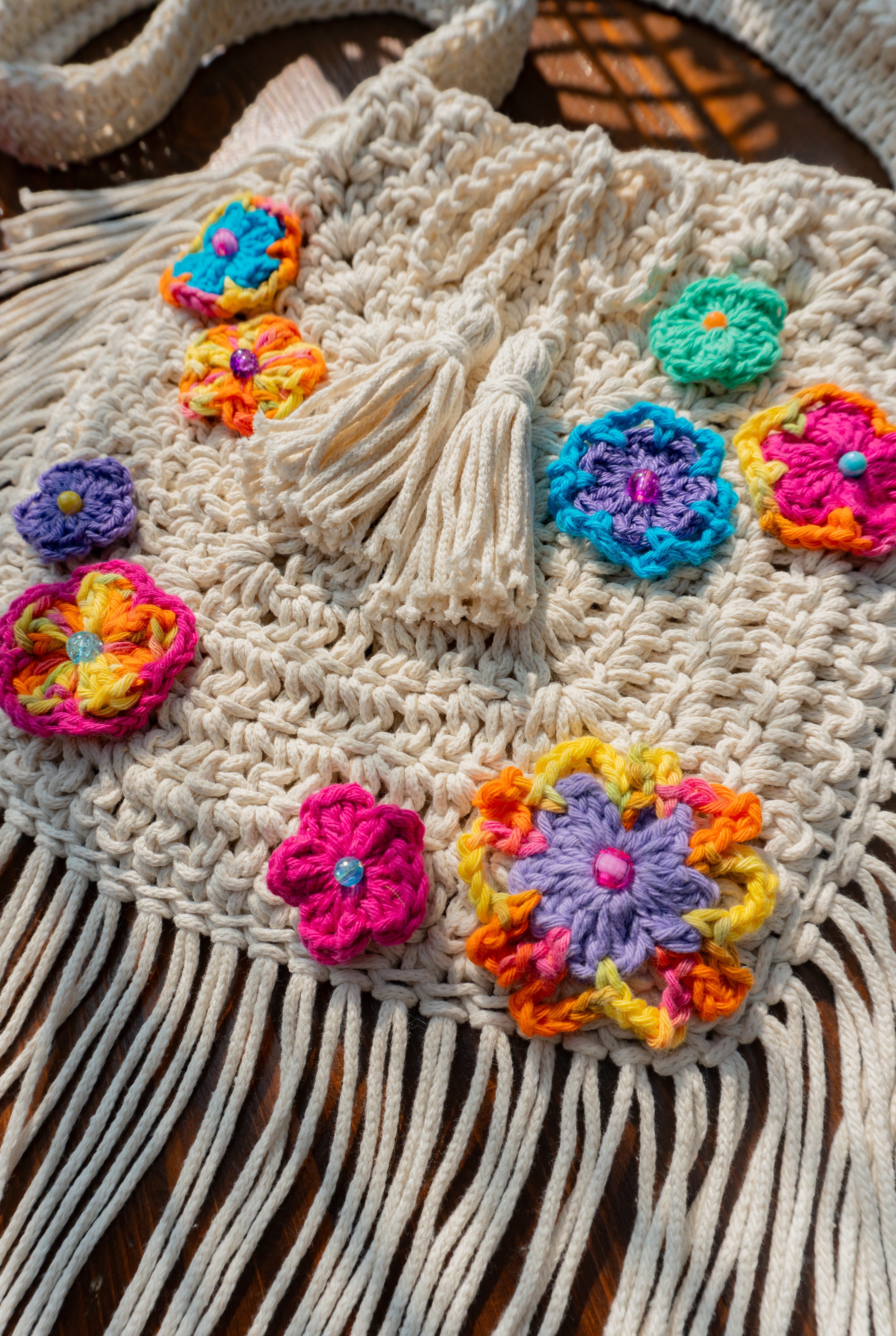 bunte haekeltasche mit blüten