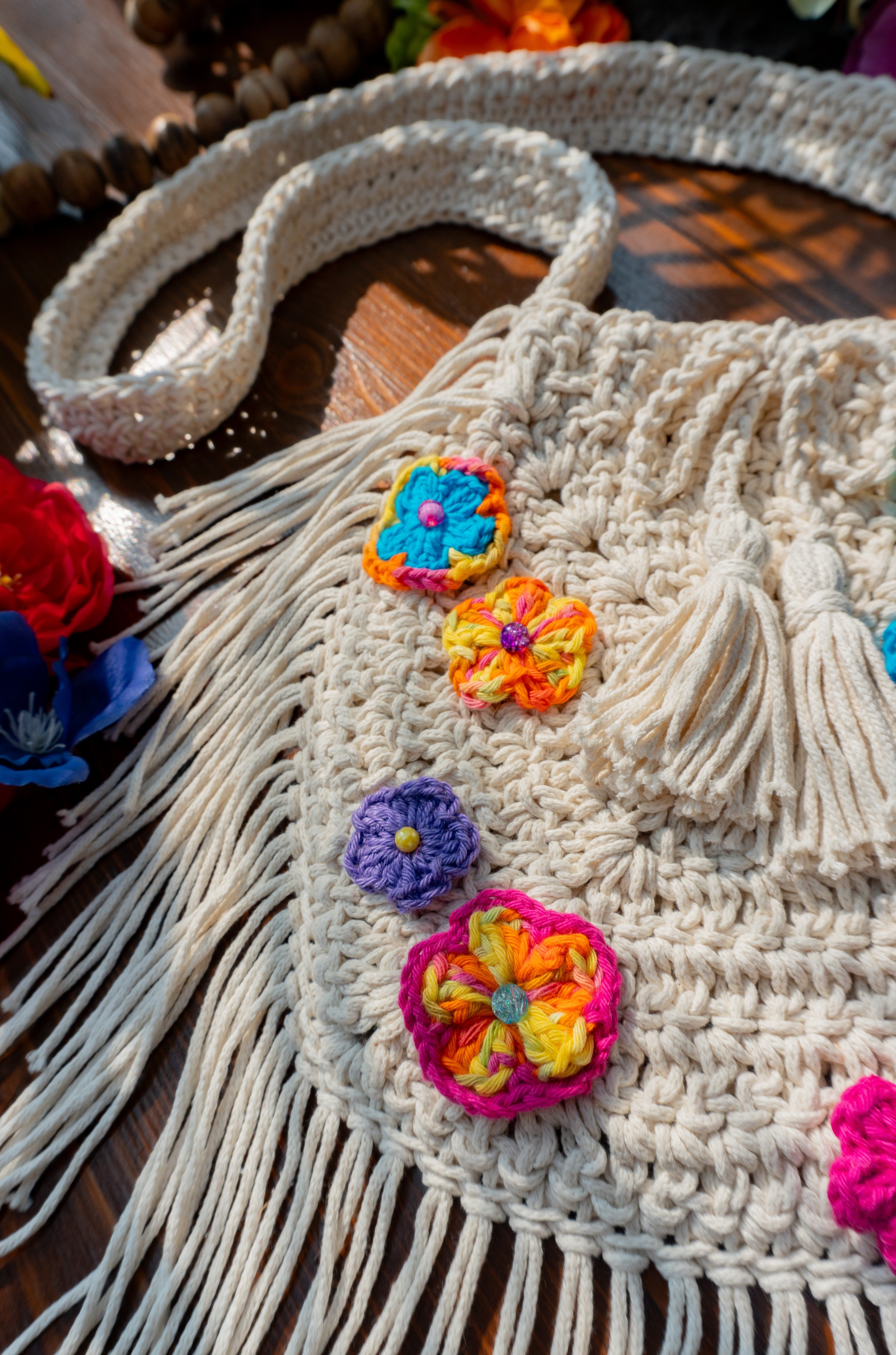 bunte haekeltasche mit blüten