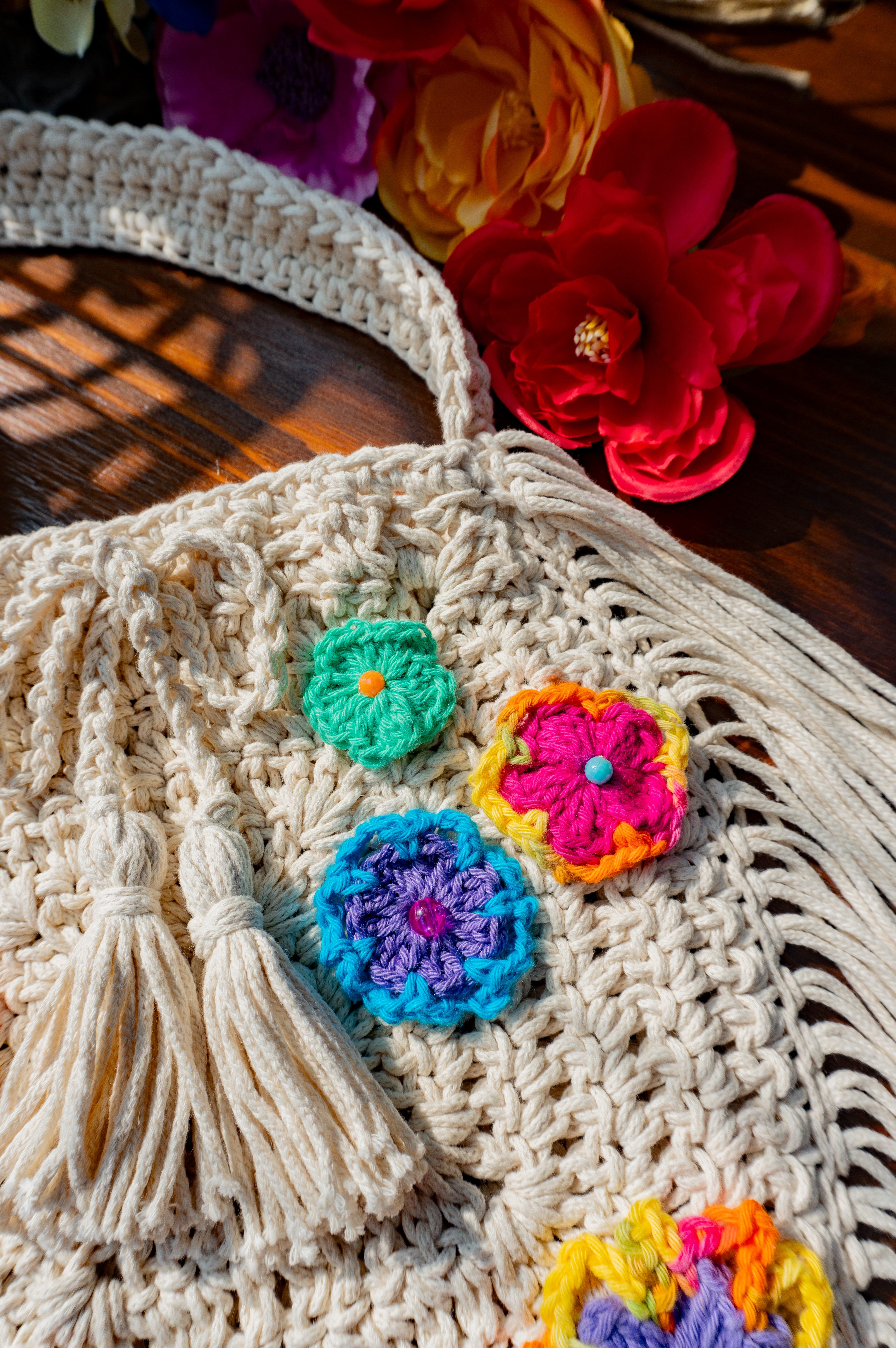 bunte haekeltasche mit blüten