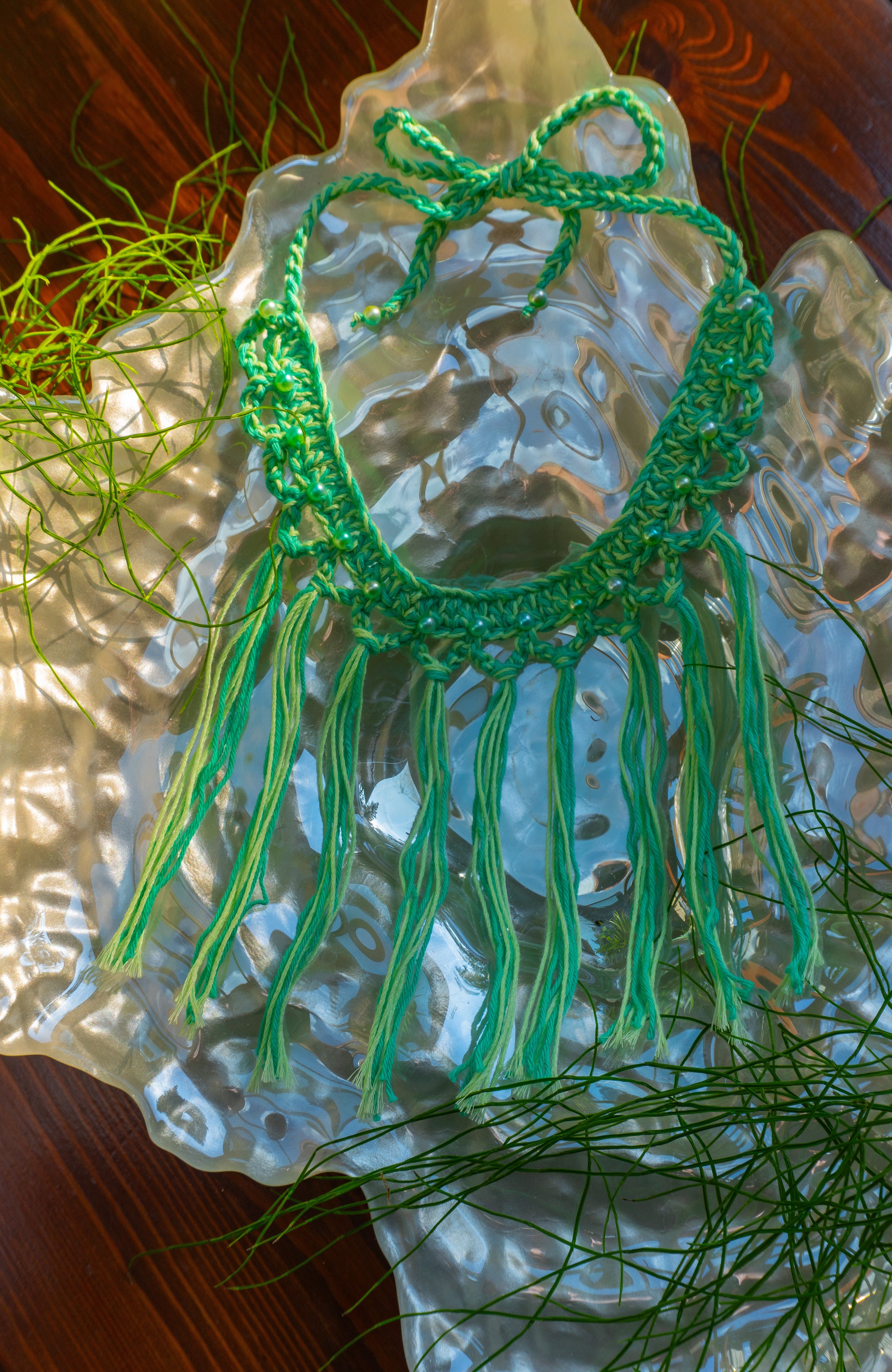 Handgemachte Boho Häkelkette in Hellgrün und Grün mit Fransen und Perlen – leichtes Unikat im Ibiza-Stil für natürliche Sommerlooks
