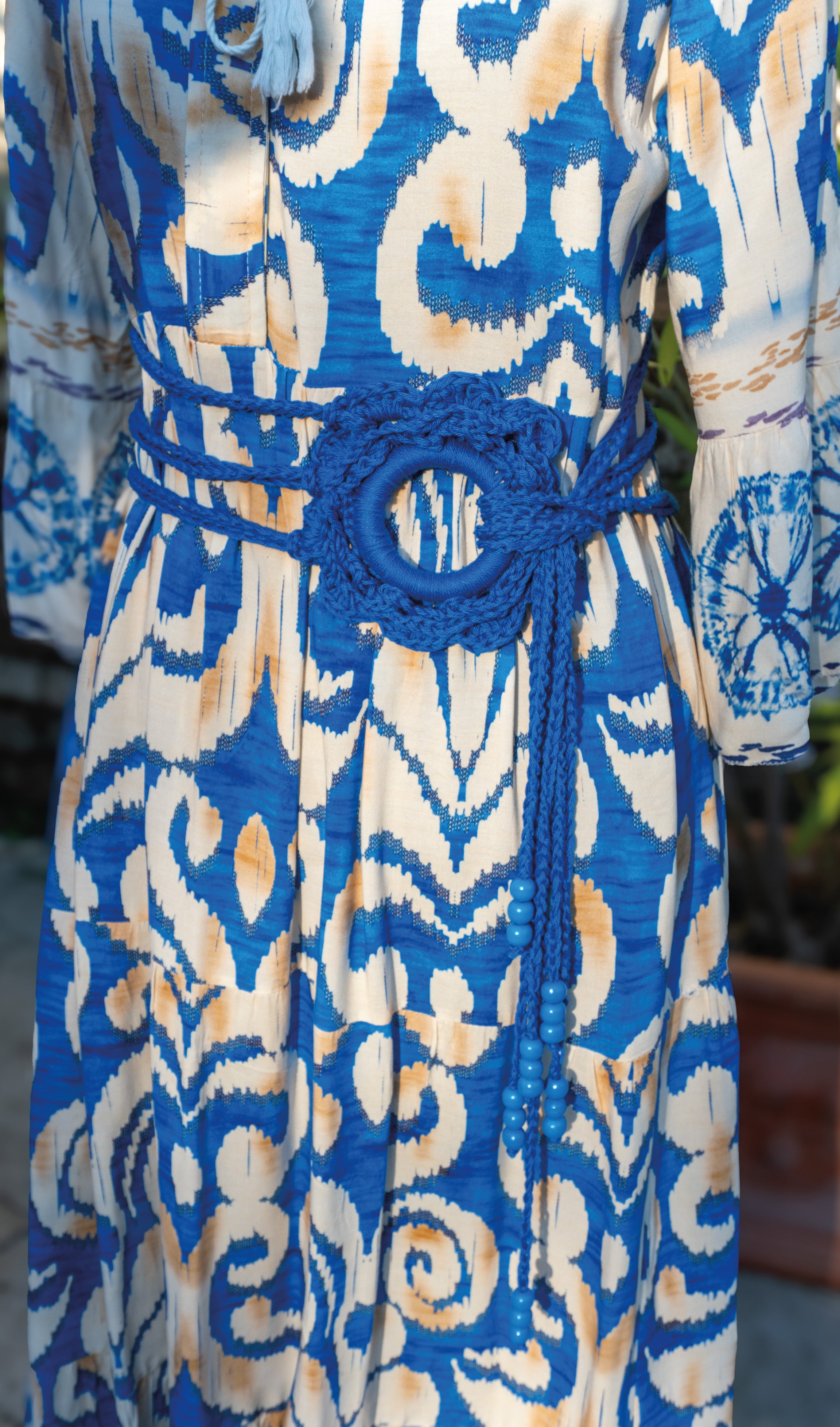 Handgefertigter Häkelgürtel in Königsblau mit langen Fransen und Perlen. Boho Sommer-Accessoire im Ibiza Style für Kleider, Röcke und Festival-Looks.