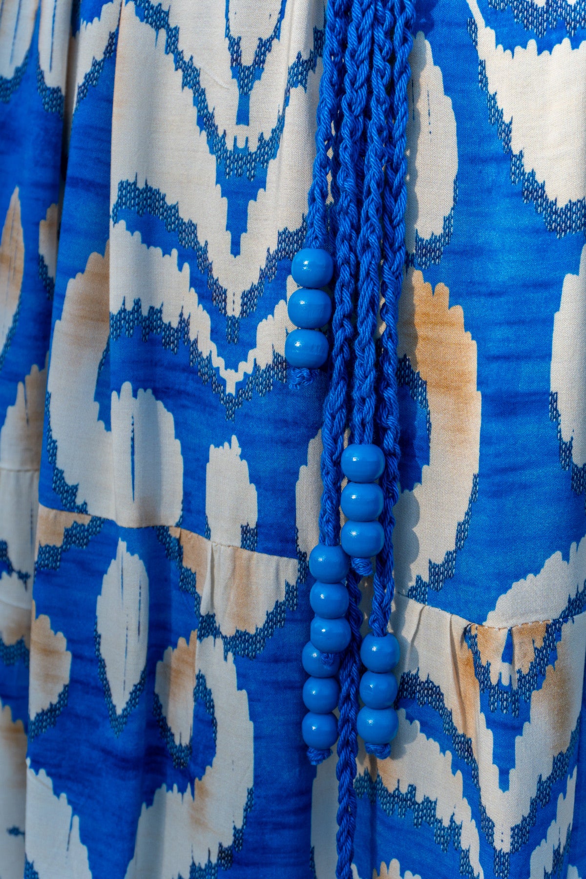 Handgefertigter Häkelgürtel in Königsblau mit langen Fransen und Perlen. Boho Sommer-Accessoire im Ibiza Style für Kleider, Röcke und Festival-Looks.