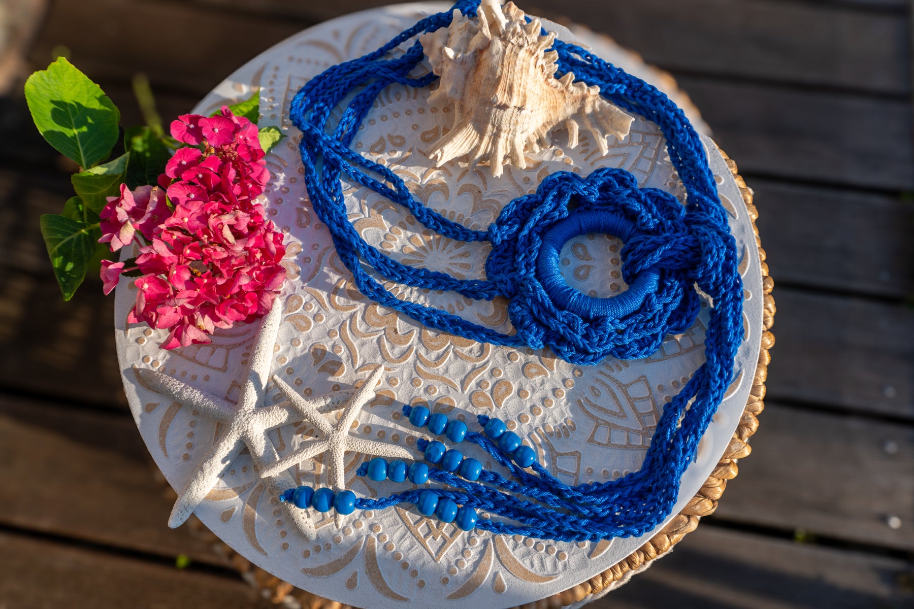 Handgefertigter Häkelgürtel in Königsblau mit langen Fransen und Perlen. Boho Sommer-Accessoire im Ibiza Style für Kleider, Röcke und Festival-Looks.