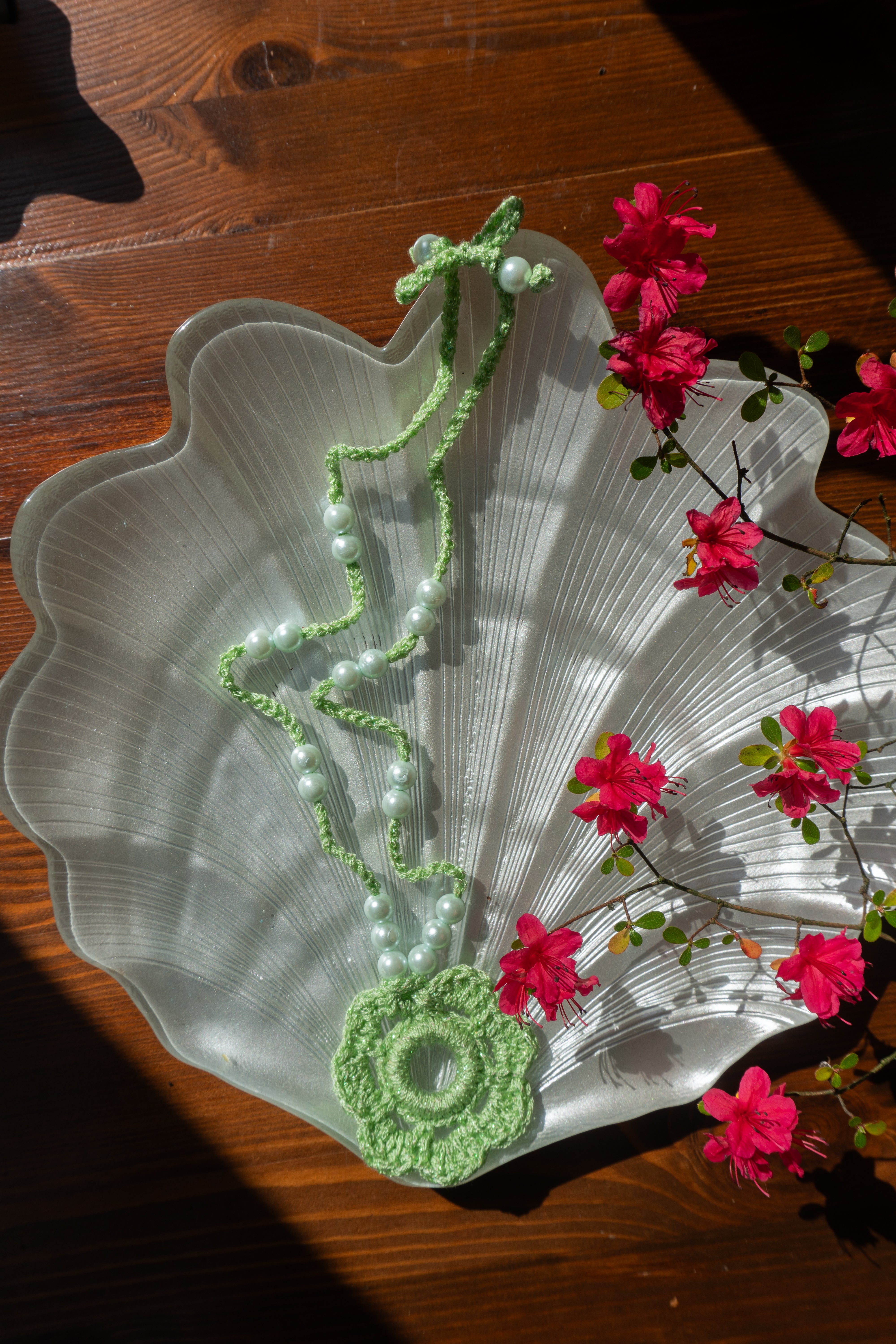 Handgemachte Boho Häkelkette mit Blumenanhänger in Pastellgrün – Festival Schmuck Damen Hippie Style Sommerschmuck