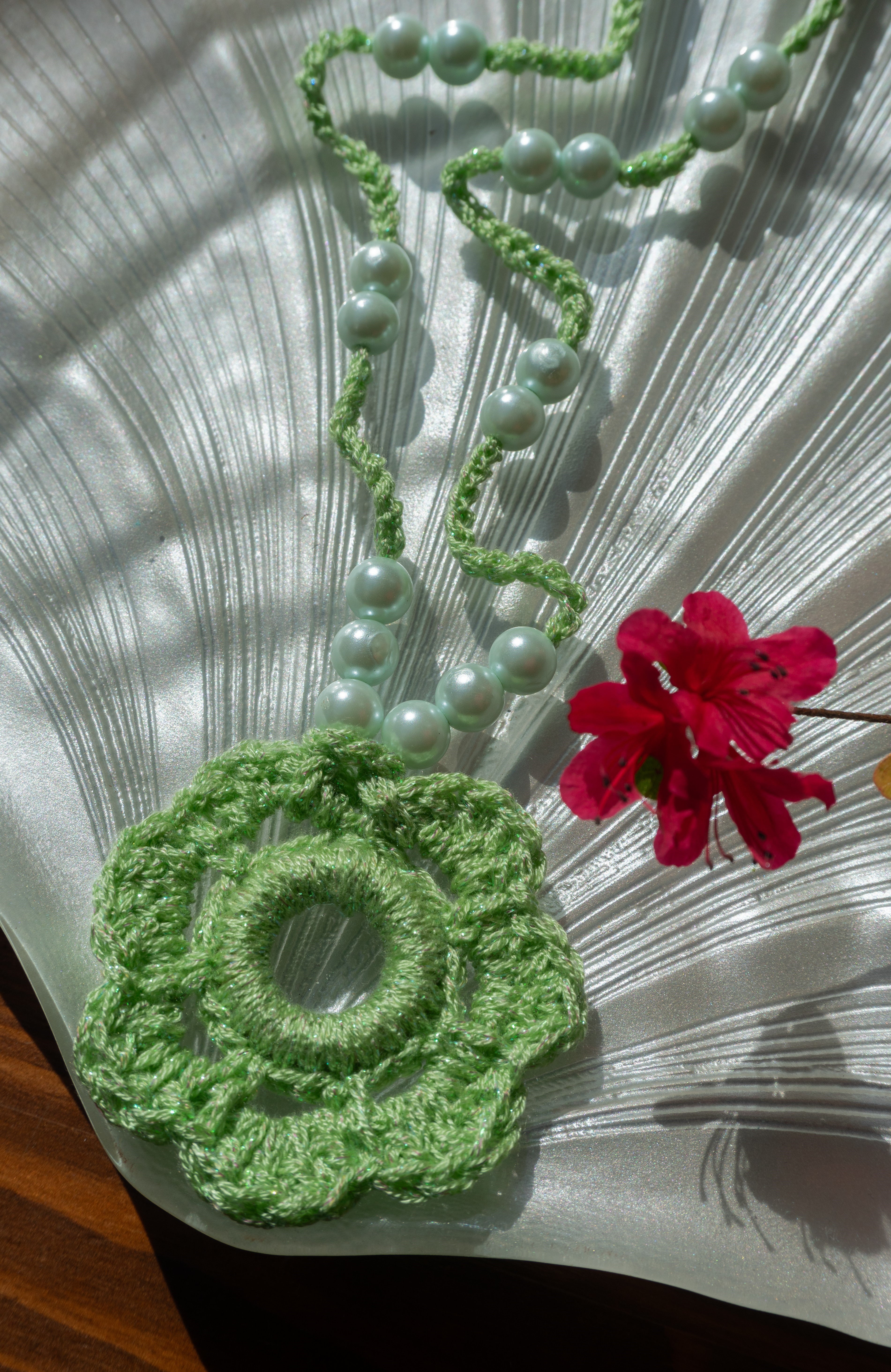 Handgemachte Boho Häkelkette mit Blumenanhänger in Pastellgrün – Festival Schmuck Damen Hippie Style Sommerschmuck