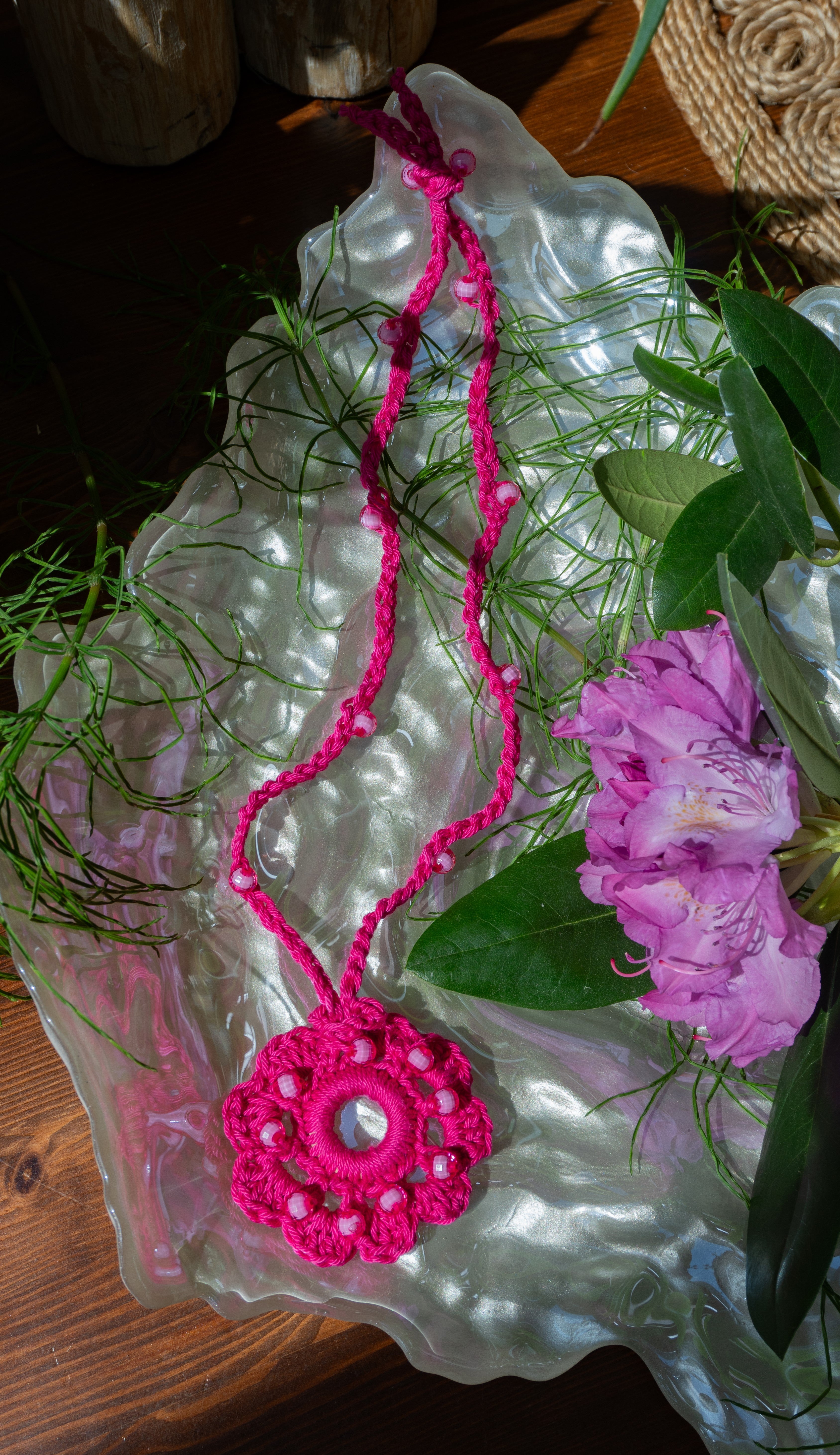 Häkelkette Pink mit Perlen Blumen Anhänger Sommer Accessoire Damenschmuck Schmuck Boho Style