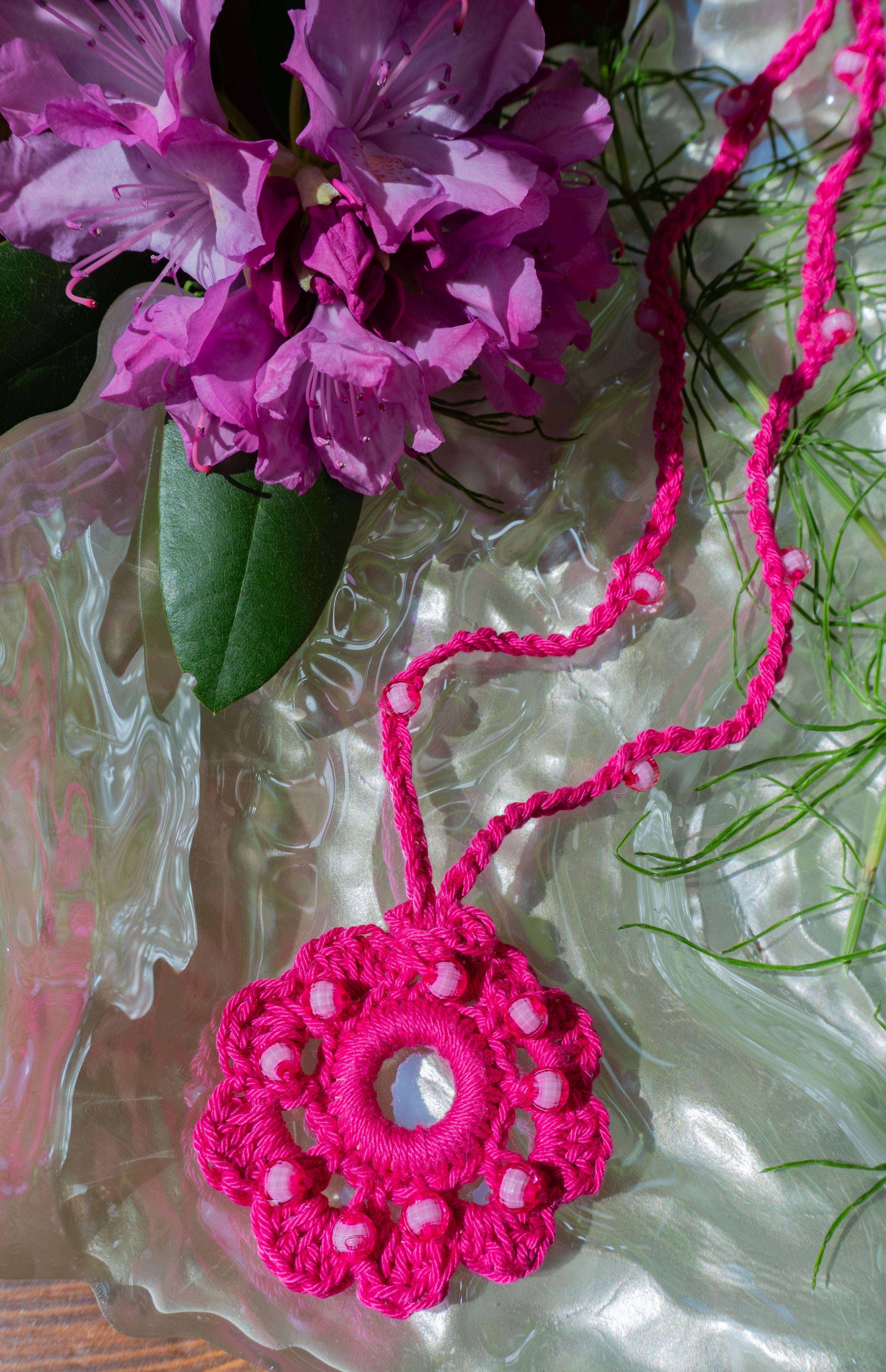 Häkelkette Pink mit Perlen Blumen Anhänger Sommer Accessoire Damenschmuck Schmuck Boho Style