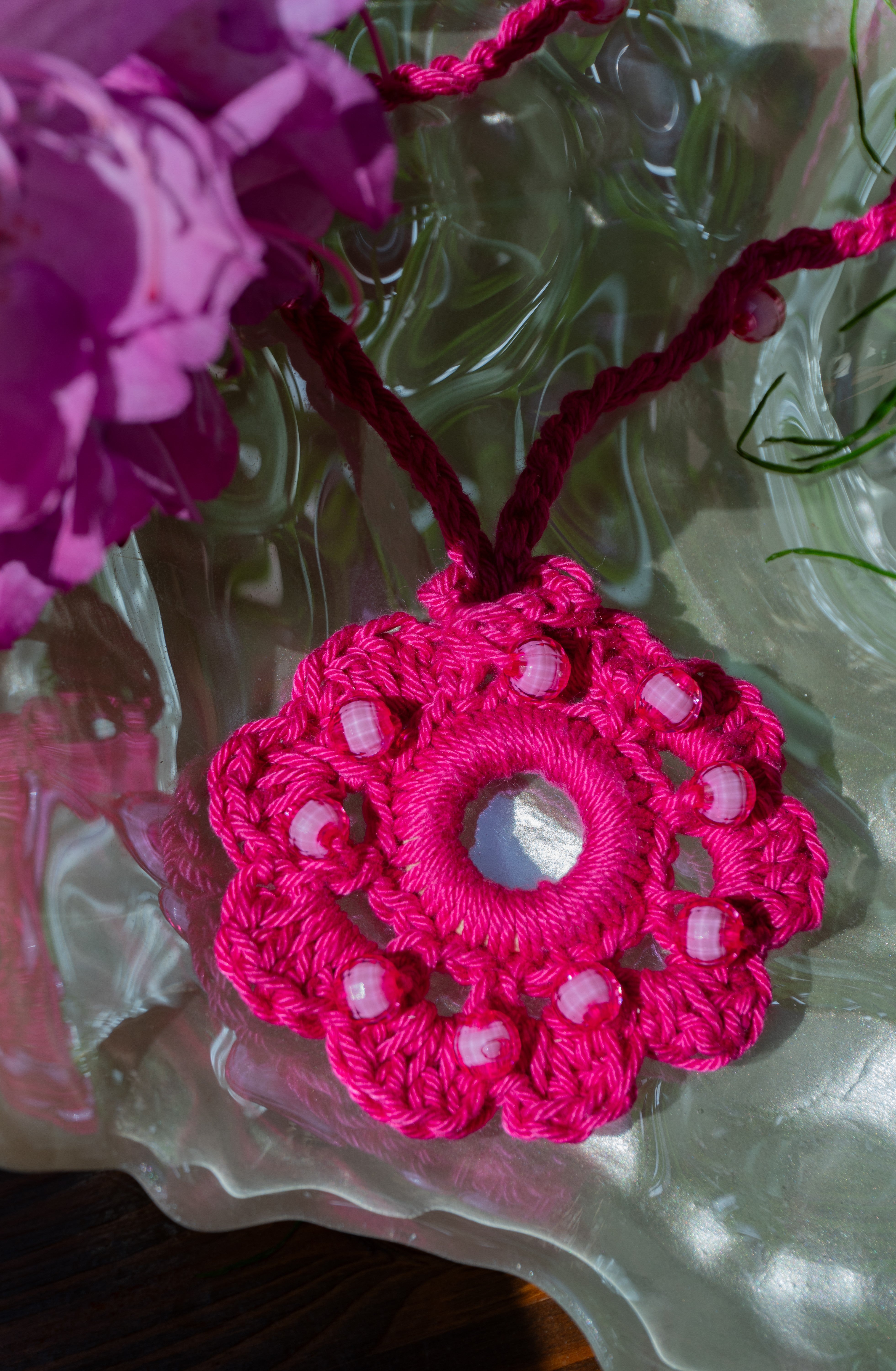 Häkelkette Pink mit Perlen Blumen Anhänger Sommer Accessoire Damenschmuck Schmuck Boho Style