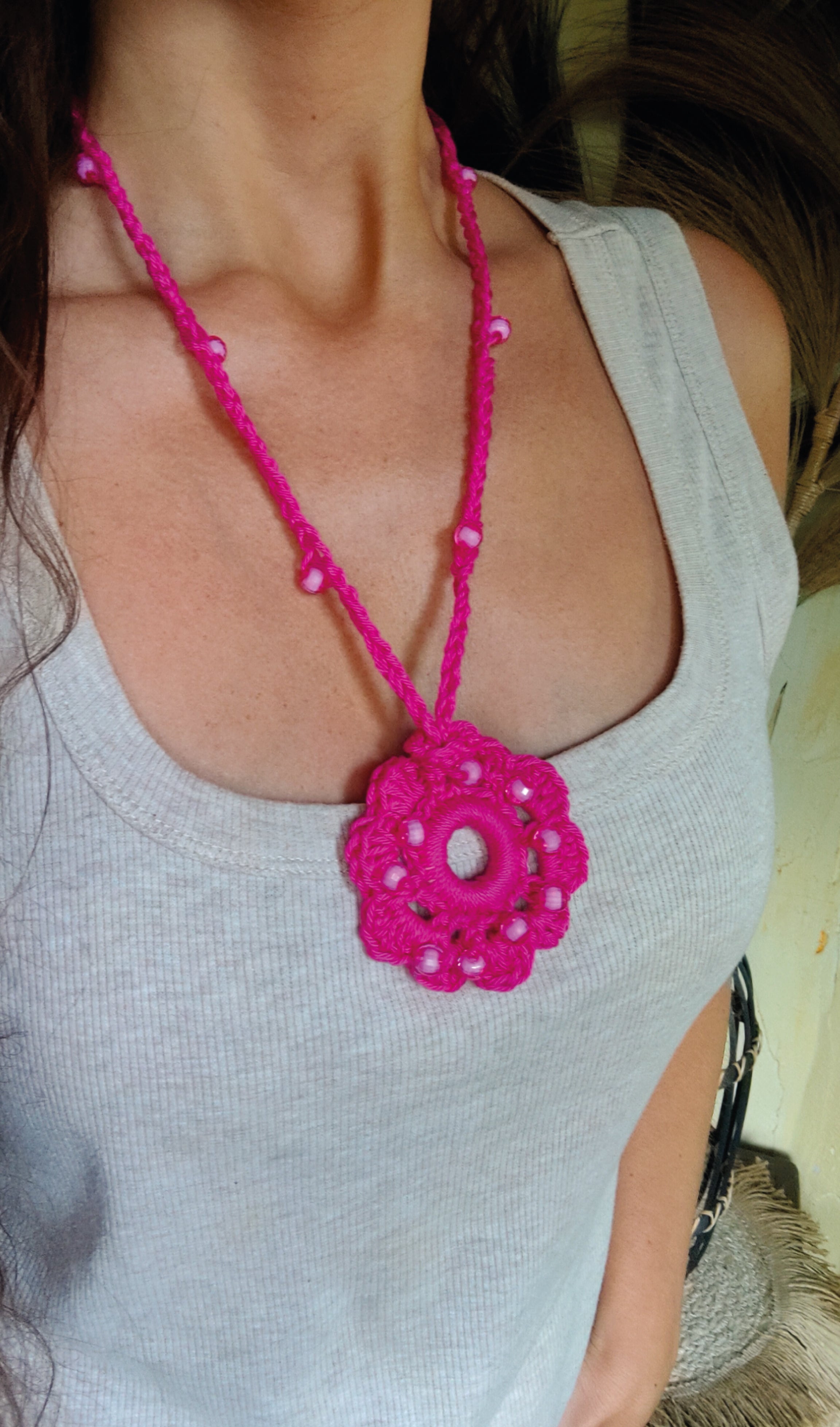 Häkelkette Pink mit Perlen Blumen Anhänger Sommer Accessoire Damenschmuck Schmuck Boho Style