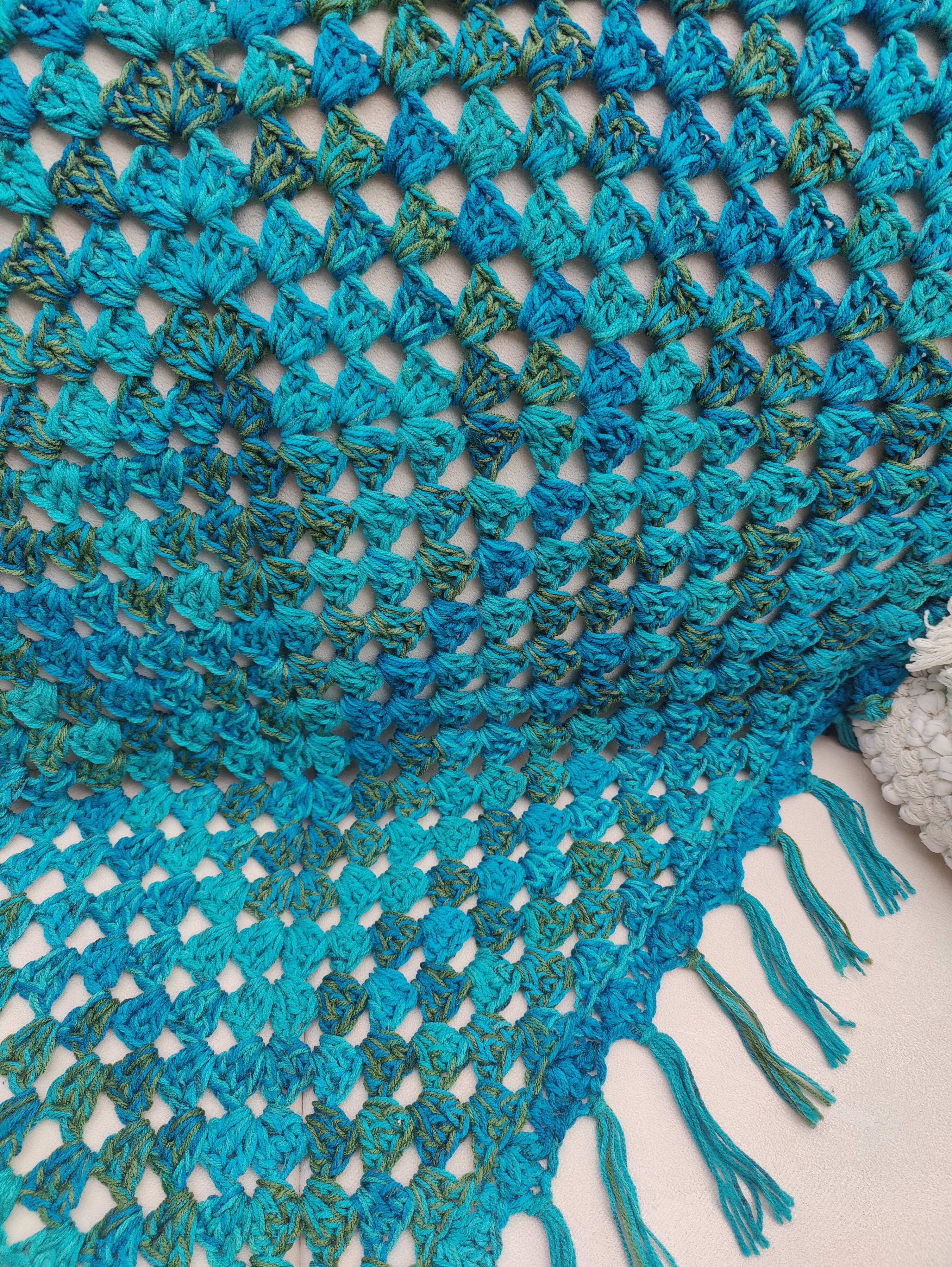Handgefertigte Boho Häkeldecke im Farbmix Blau, Türkis und Khaki mit Fransen. Quadratische Decke als Babydecke, Kinderdecke, Sofadecke oder Tagesdecke im Ibiza Boho Style.