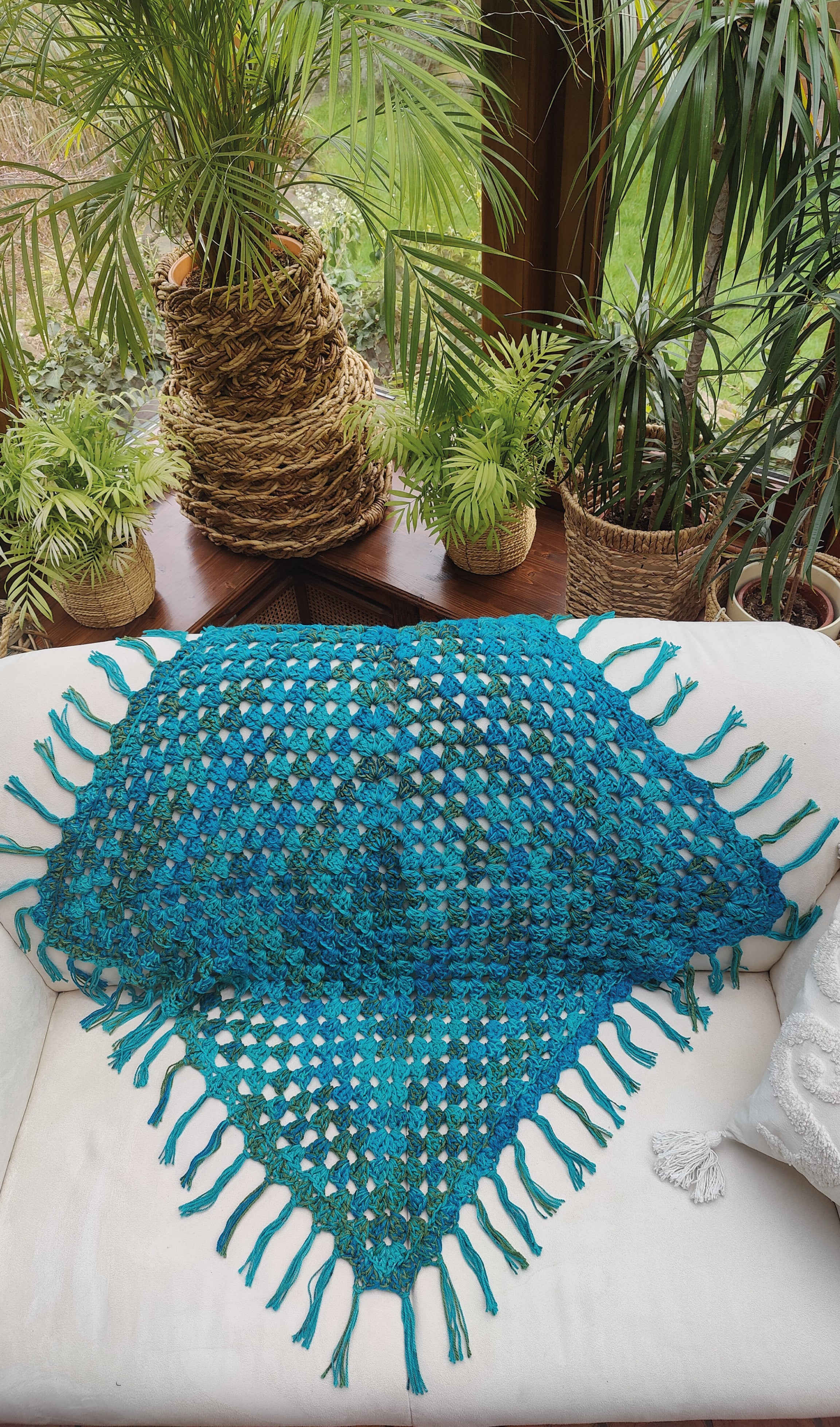 Handgefertigte Boho Häkeldecke im Farbmix Blau, Türkis und Khaki mit Fransen. Quadratische Decke als Babydecke, Kinderdecke, Sofadecke oder Tagesdecke im Ibiza Boho Style.