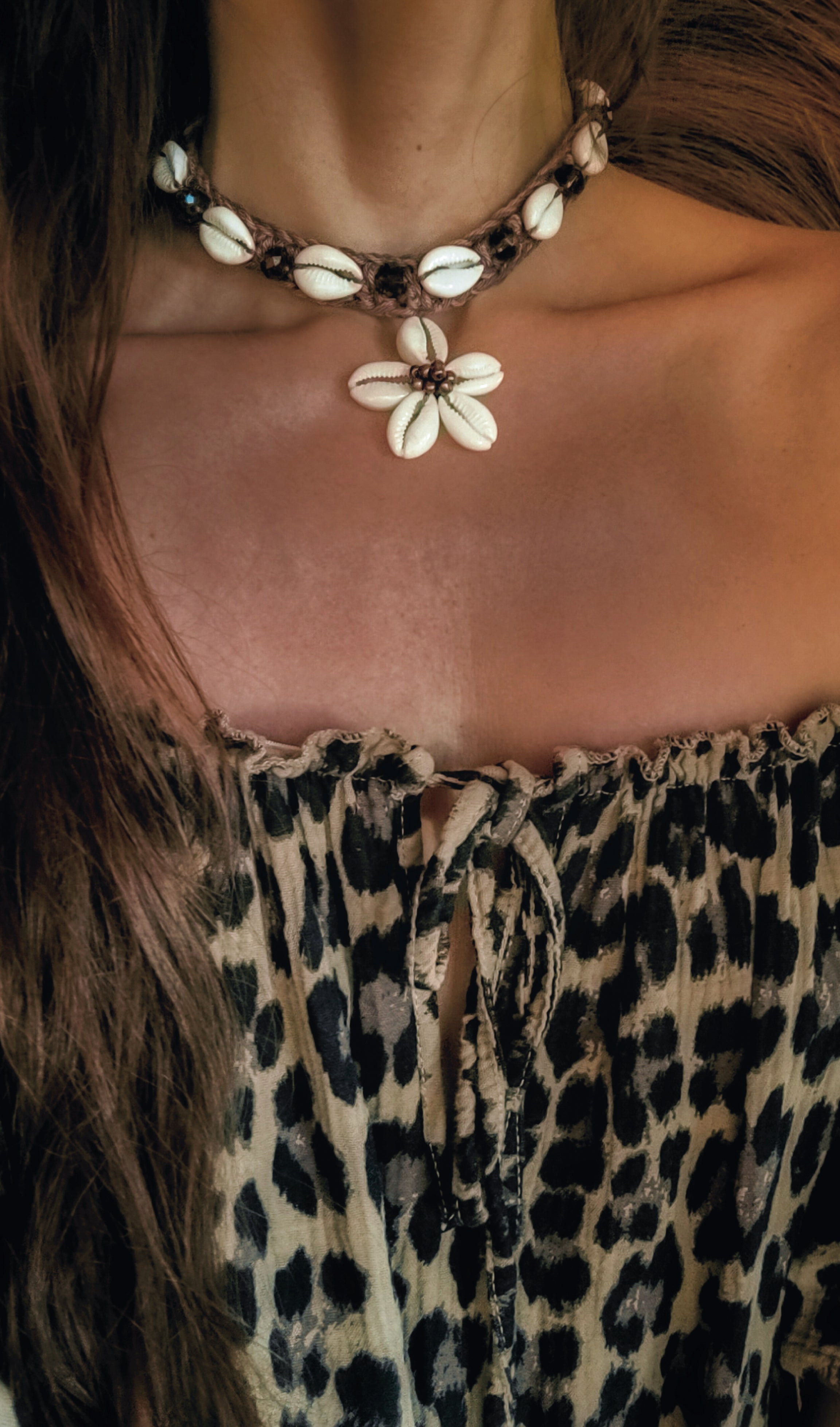 Handgemachte braune Boho-Häkelkette mit Muscheln, Muschelanhänger & braunen Glitzerperlen – sommerlicher Schmuck für Strand, City oder Ibiza-Looks.