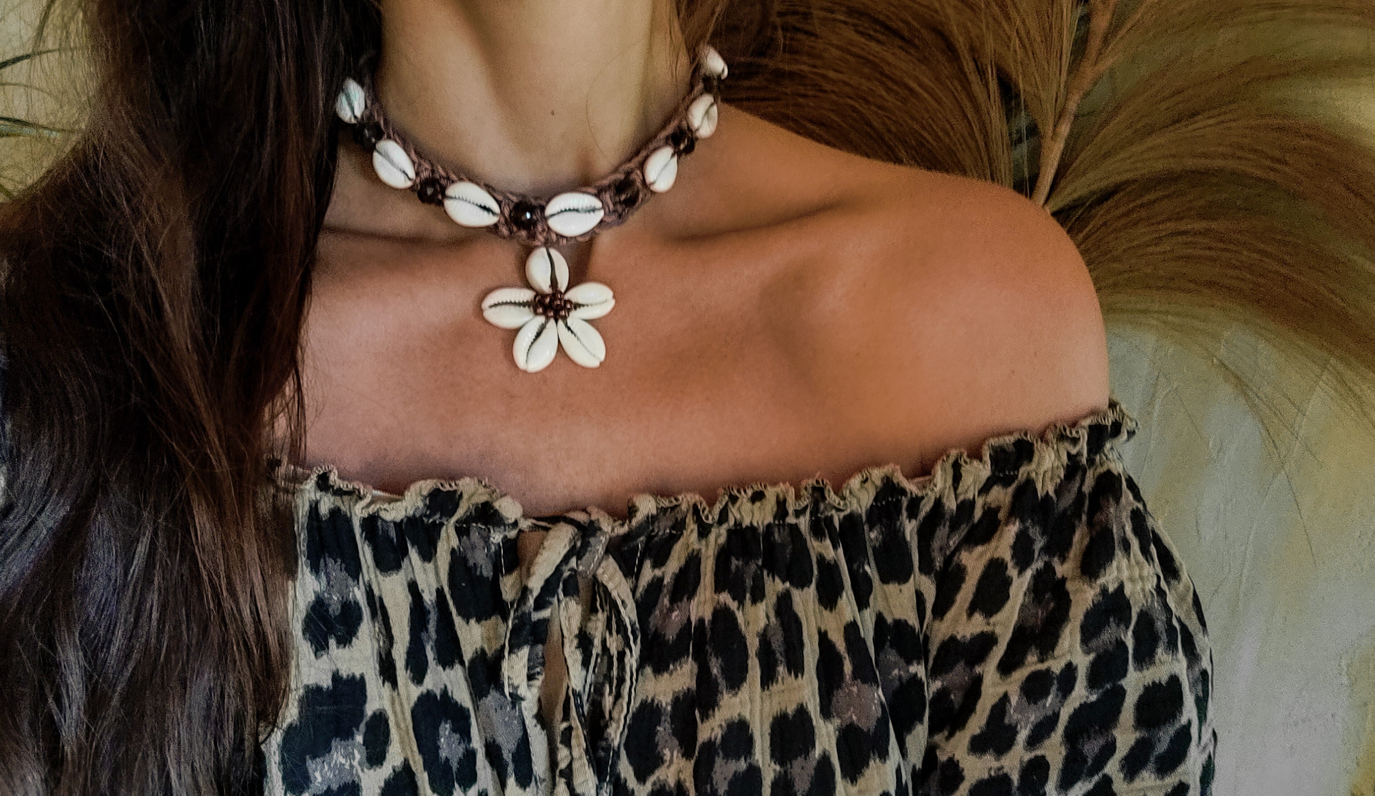 Handgemachte braune Boho-Häkelkette mit Muscheln, Muschelanhänger & braunen Glitzerperlen – sommerlicher Schmuck für Strand, City oder Ibiza-Looks.