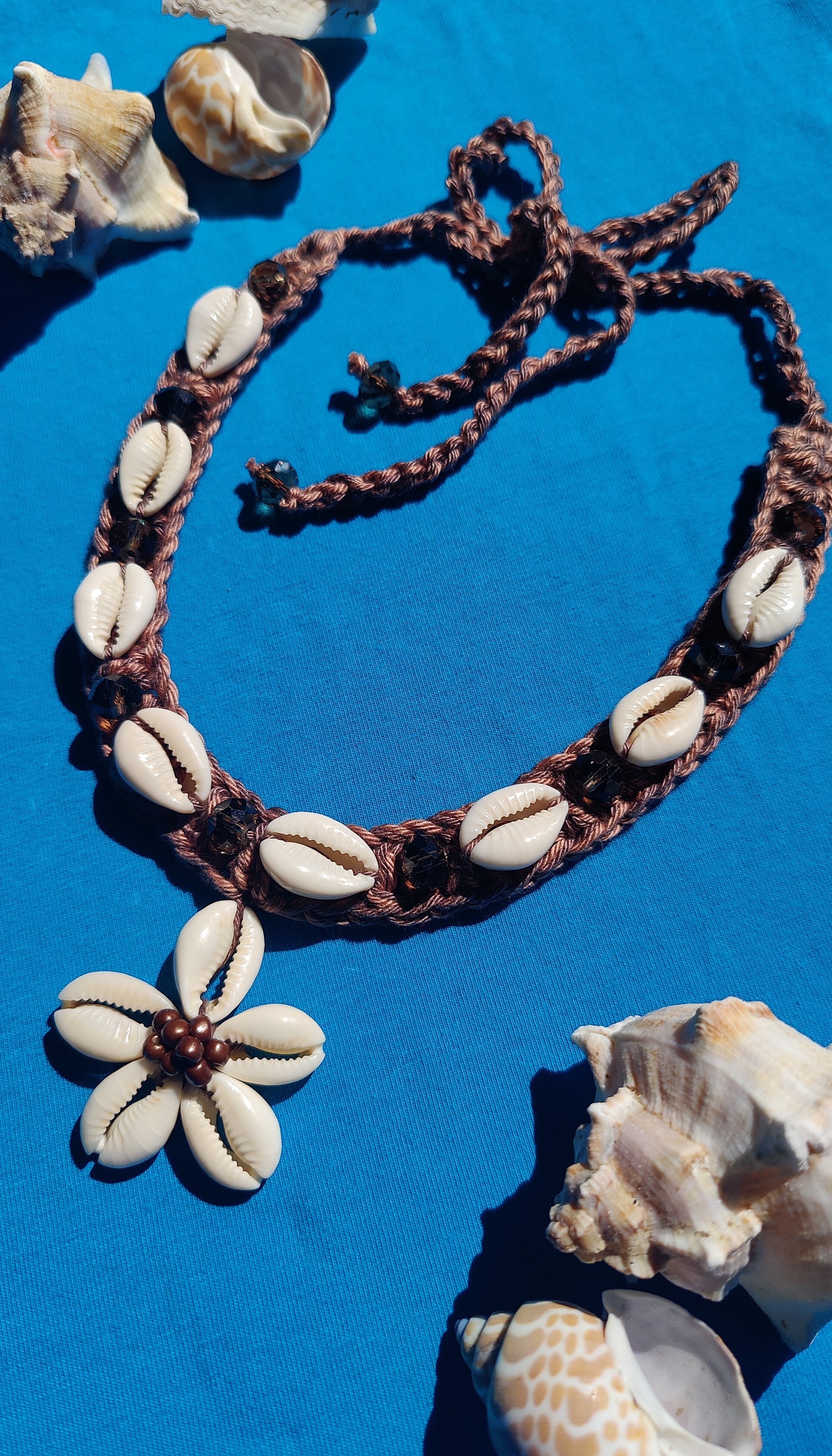 Handgemachte braune Boho-Häkelkette mit Muscheln, Muschelanhänger & braunen Glitzerperlen – sommerlicher Schmuck für Strand, City oder Ibiza-Looks.