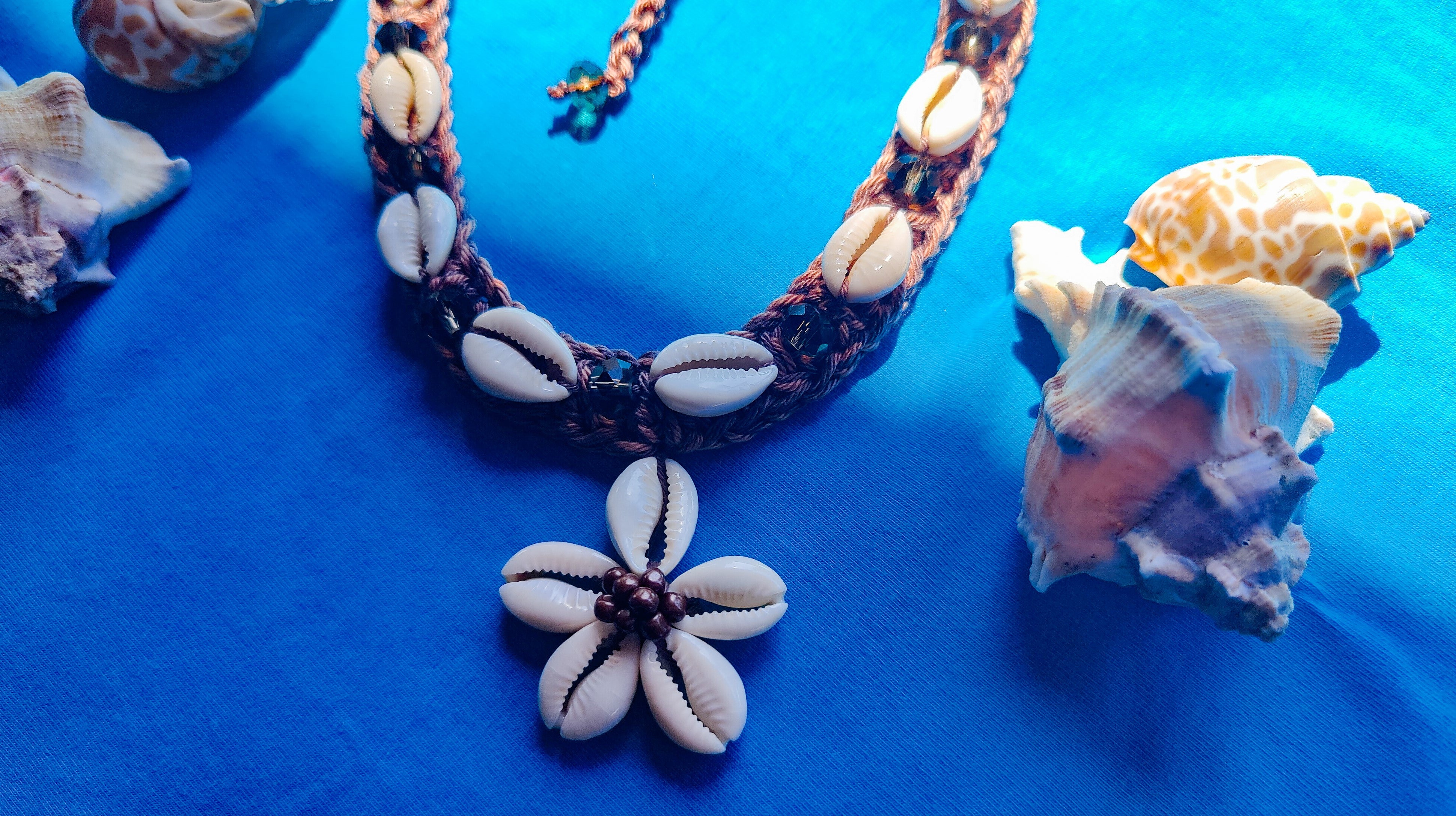 Handgemachte braune Boho-Häkelkette mit Muscheln, Muschelanhänger & braunen Glitzerperlen – sommerlicher Schmuck für Strand, City oder Ibiza-Looks.