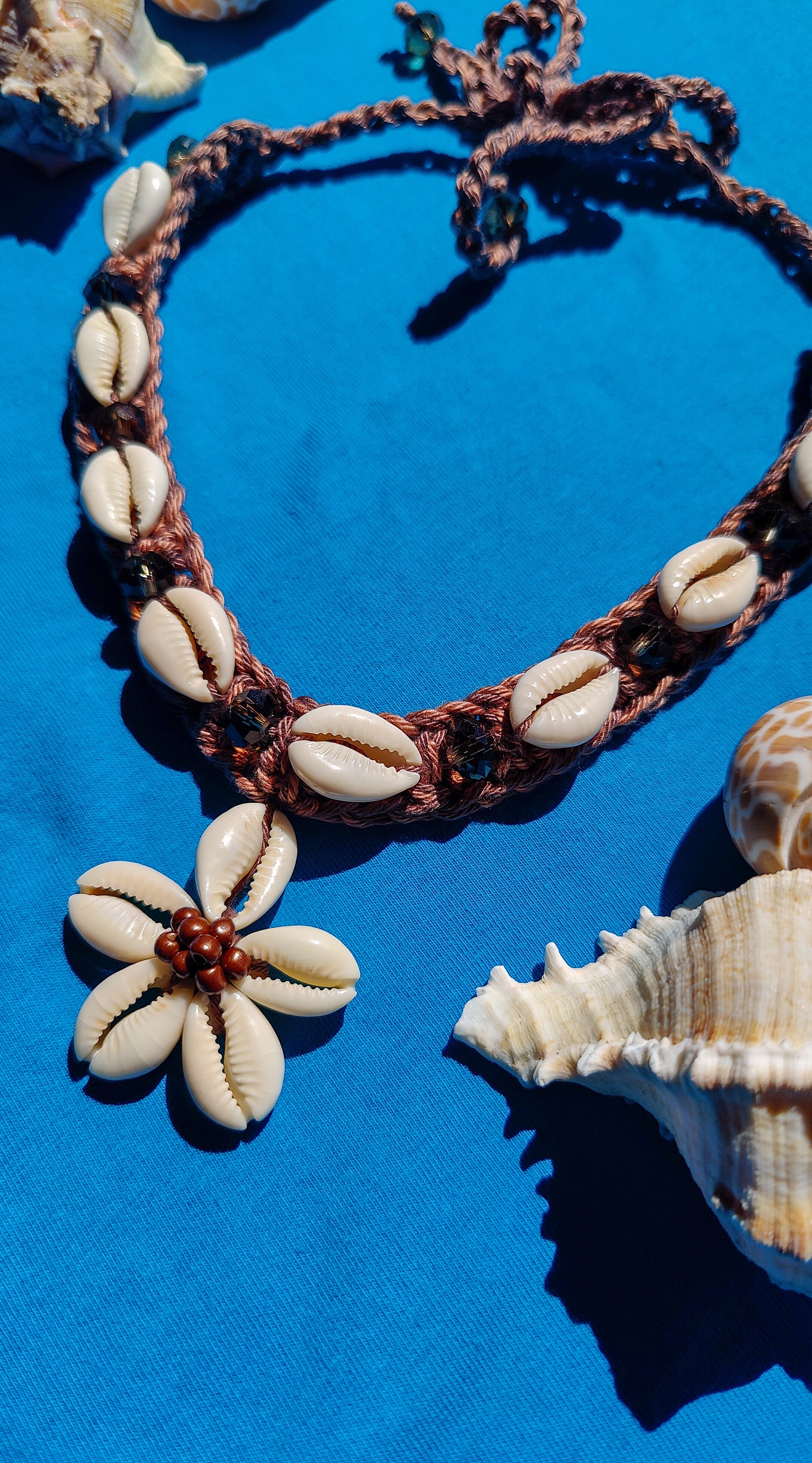 Handgemachte braune Boho-Häkelkette mit Muscheln, Muschelanhänger & braunen Glitzerperlen – sommerlicher Schmuck für Strand, City oder Ibiza-Looks.