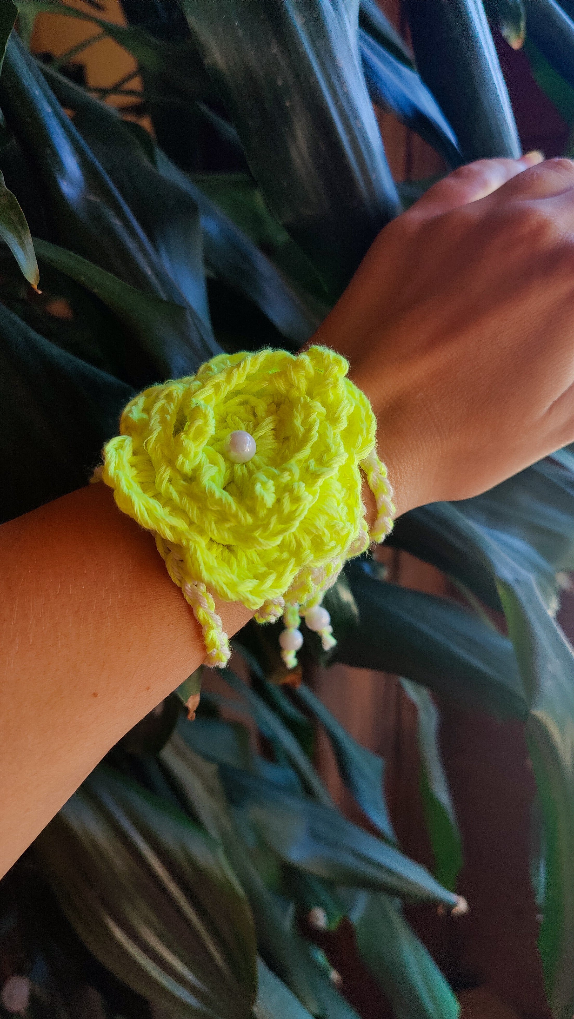 Boho Häkelkette Neon-Gelb mit Rose – Handmade Unikat, als Choker, Armband & Haar-Accessoire tragbar, Ibiza Festival Schmuck