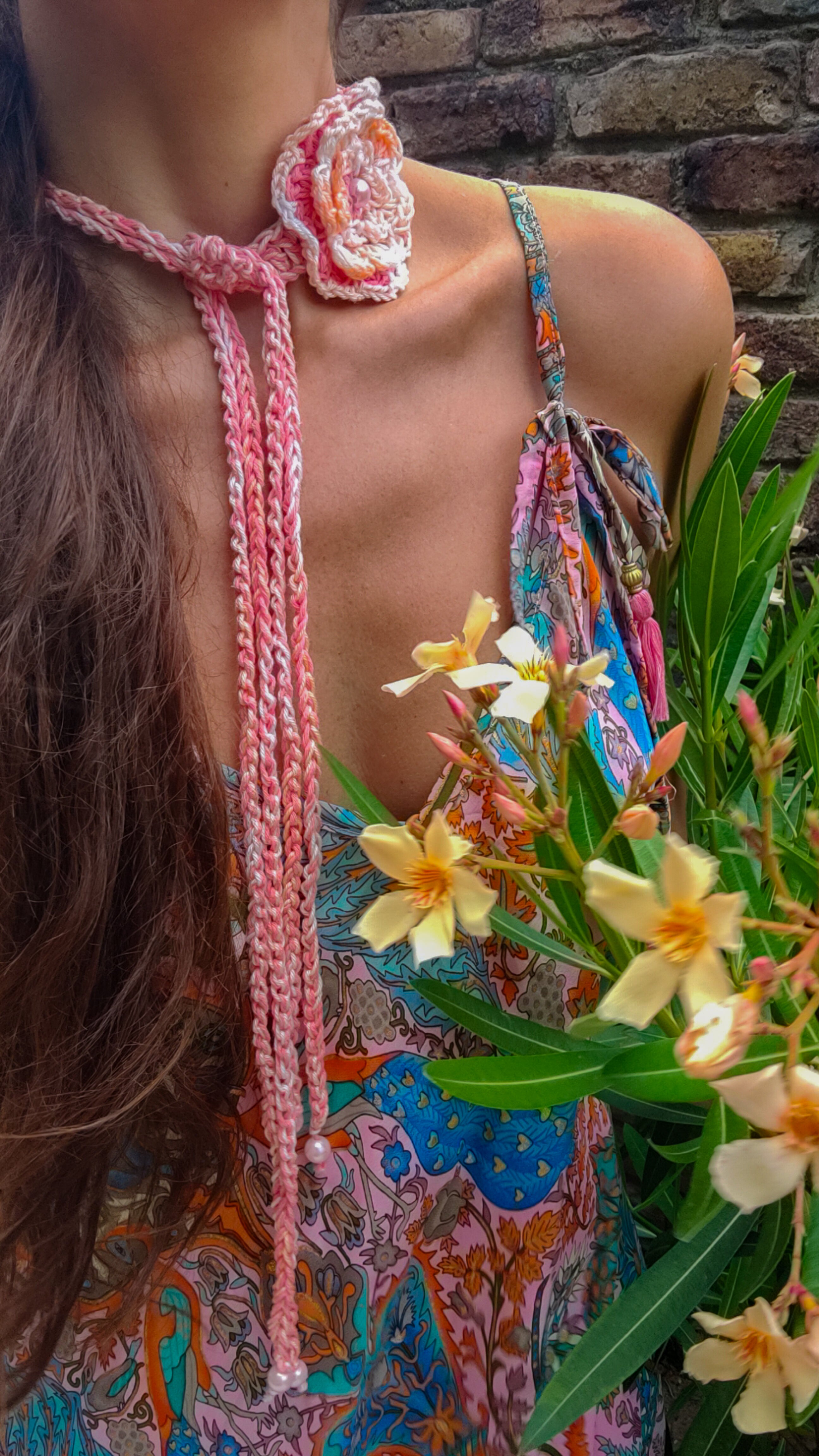 Häkelkette im Koralle-Apricot-Mix mit Blume & Perlen – Boho Unikat zum Tragen als Halskette, Haaraccessoire oder Armband. Handmade für Festival & Sommer.
