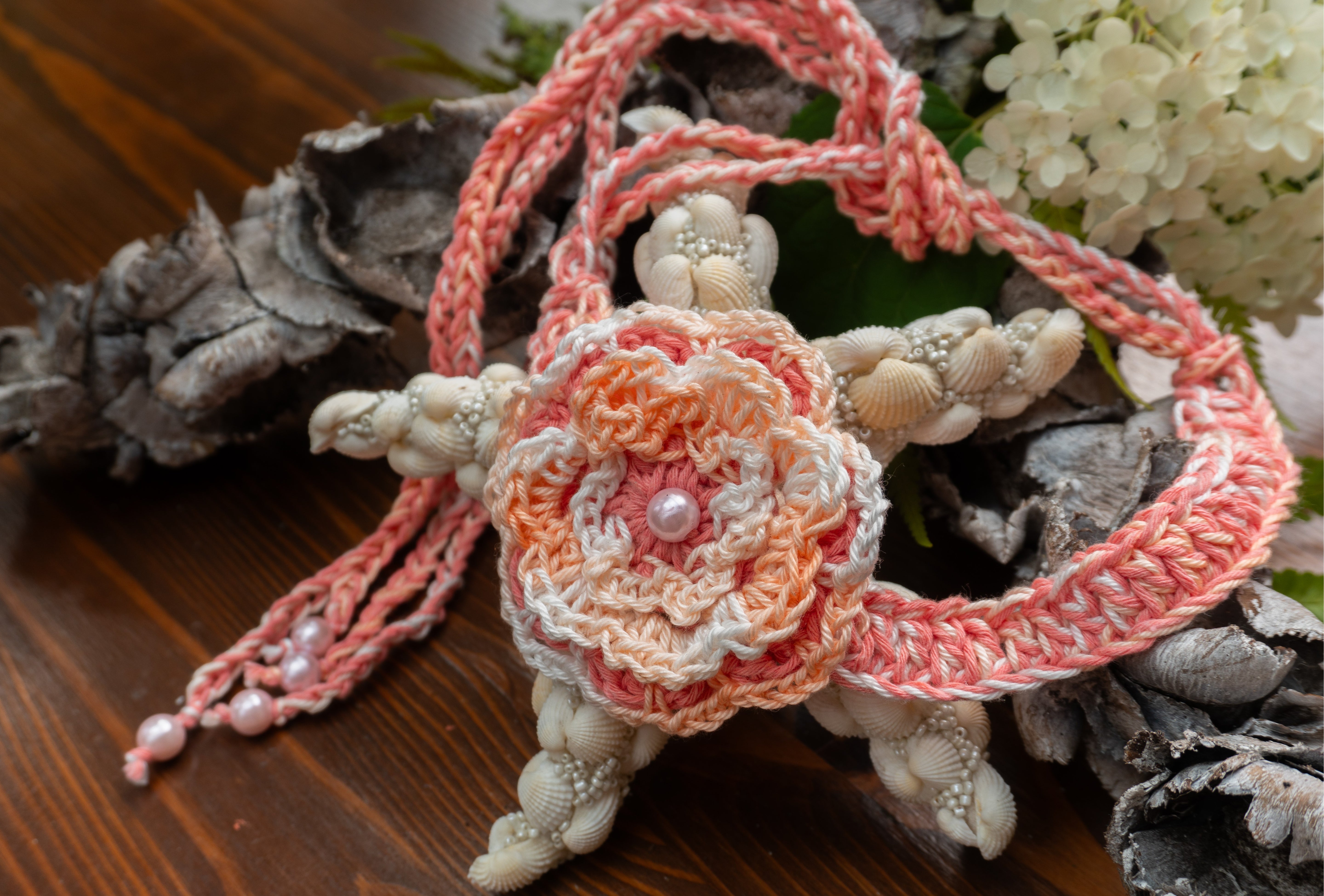 Häkelkette im Koralle-Apricot-Mix mit Blume & Perlen – Boho Unikat zum Tragen als Halskette, Haaraccessoire oder Armband. Handmade für Festival & Sommer.
