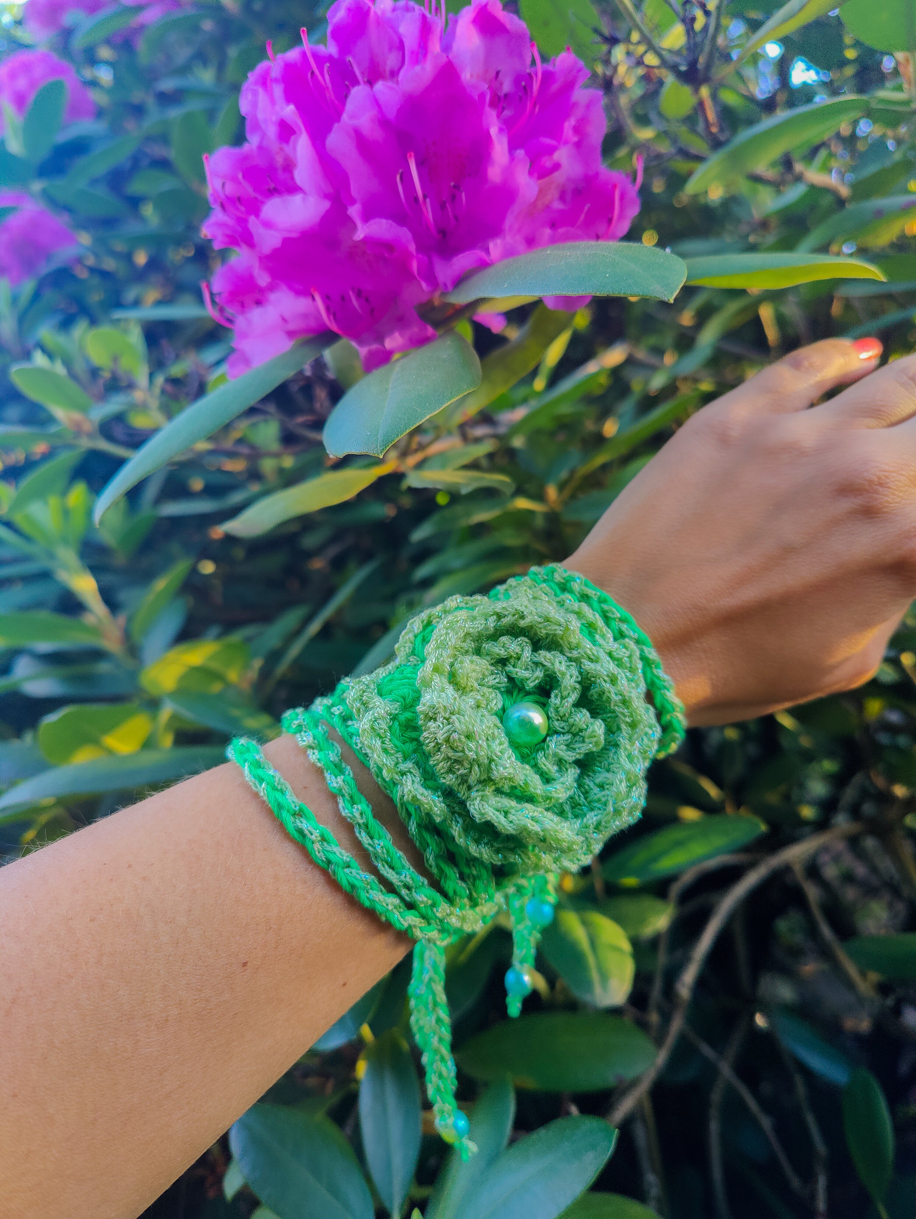 Grüner Boho Häkel-Choker mit Blume und Metallic-Effektgarn – handgemachtes Unikat, variabel tragbar als Halskette oder Armband im Ibiza-Stil