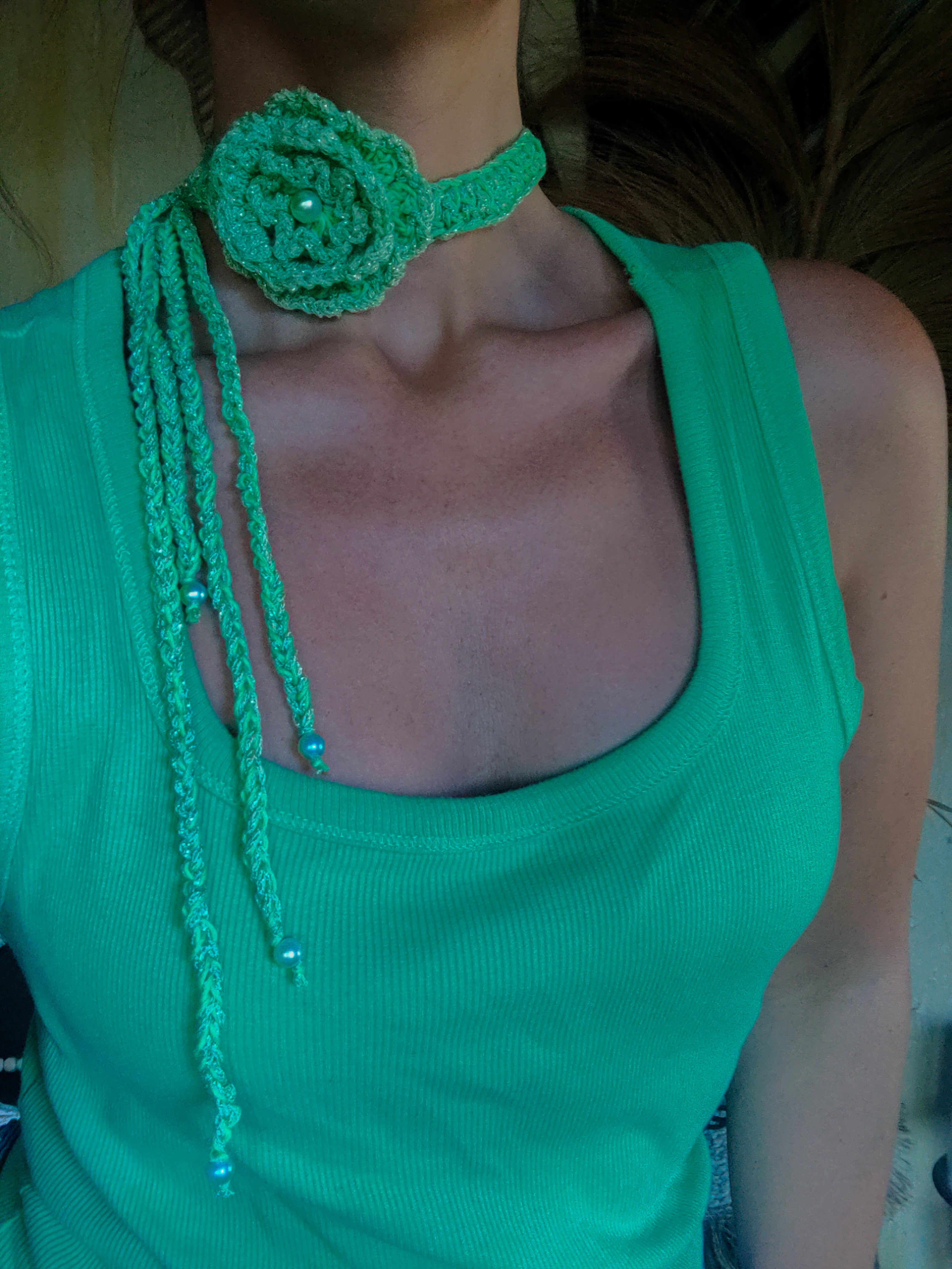 Grüner Boho Häkel-Choker mit Blume und Metallic-Effektgarn – handgemachtes Unikat, variabel tragbar als Halskette oder Armband im Ibiza-Stil