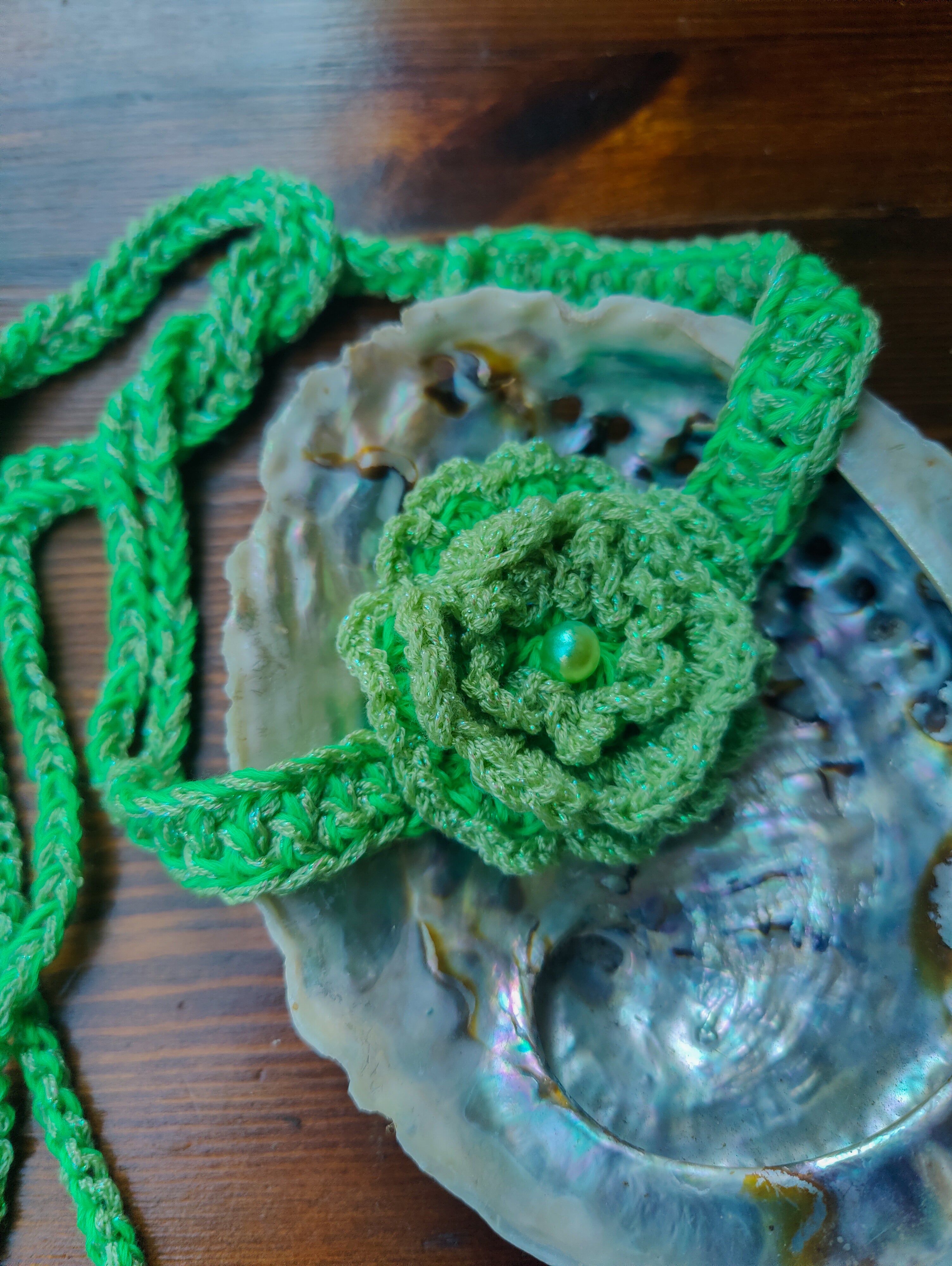 Grüner Boho Häkel-Choker mit Blume und Metallic-Effektgarn – handgemachtes Unikat, variabel tragbar als Halskette oder Armband im Ibiza-Stil