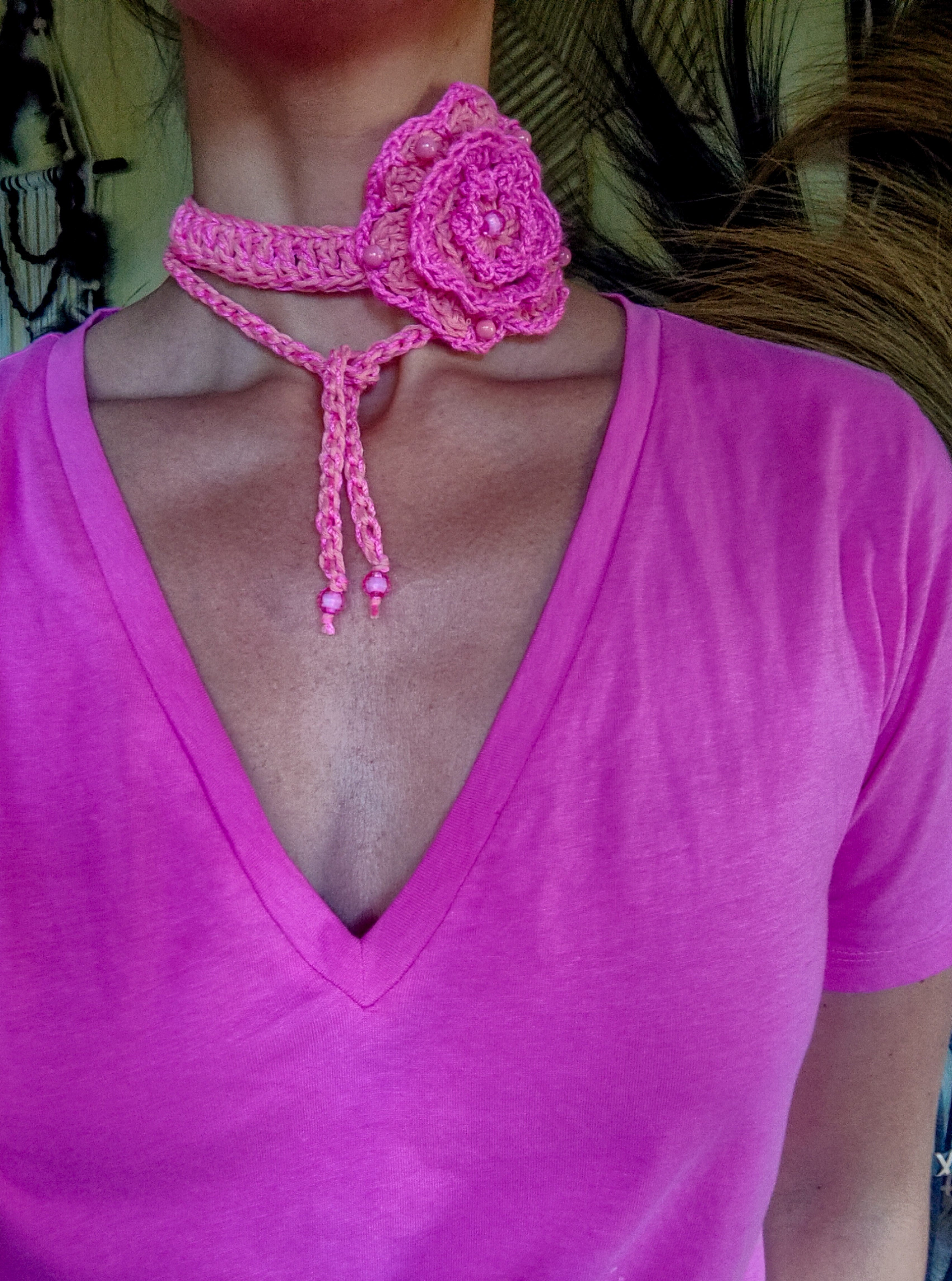 Boho Häkel-Choker in Pink & Coral mit Blume – handgemachter Schmuck, tragbar als Halskette oder Armband, Ibiza Stil, Unikat Design