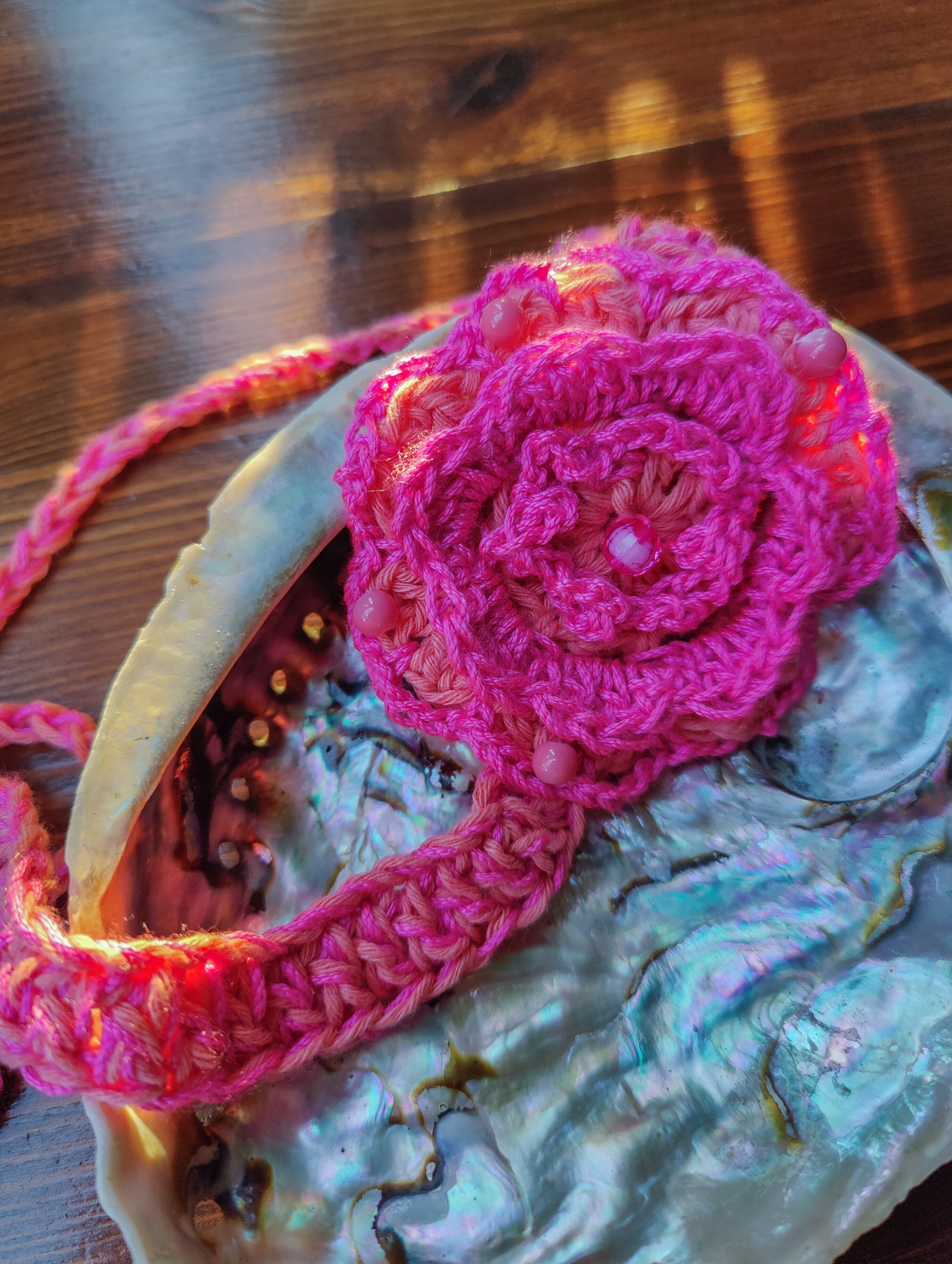 Boho Häkel-Choker in Pink & Coral mit Blume – handgemachter Schmuck, tragbar als Halskette oder Armband, Ibiza Stil, Unikat Design