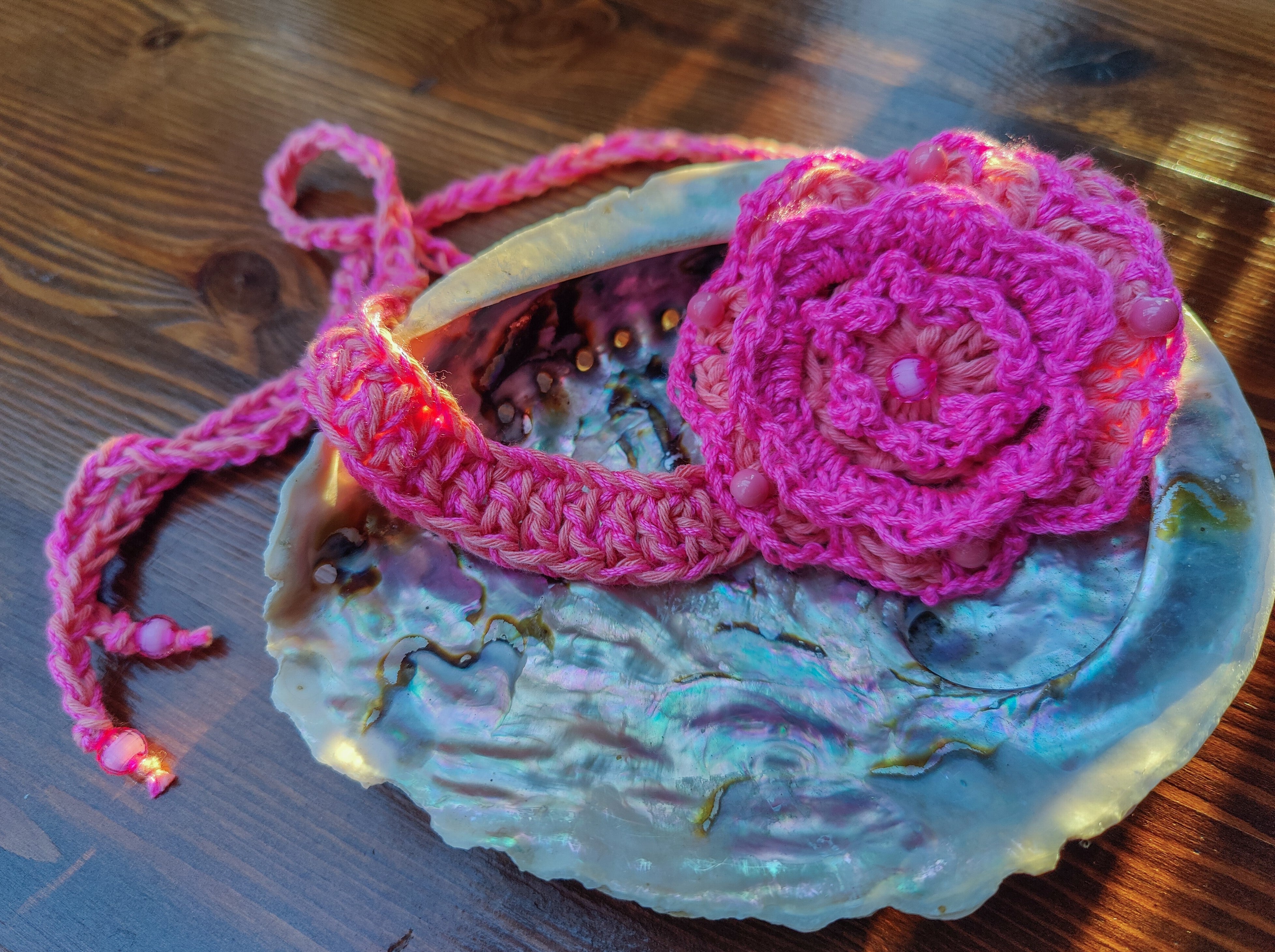 Boho Häkel-Choker in Pink & Coral mit Blume – handgemachter Schmuck, tragbar als Halskette oder Armband, Ibiza Stil, Unikat Design