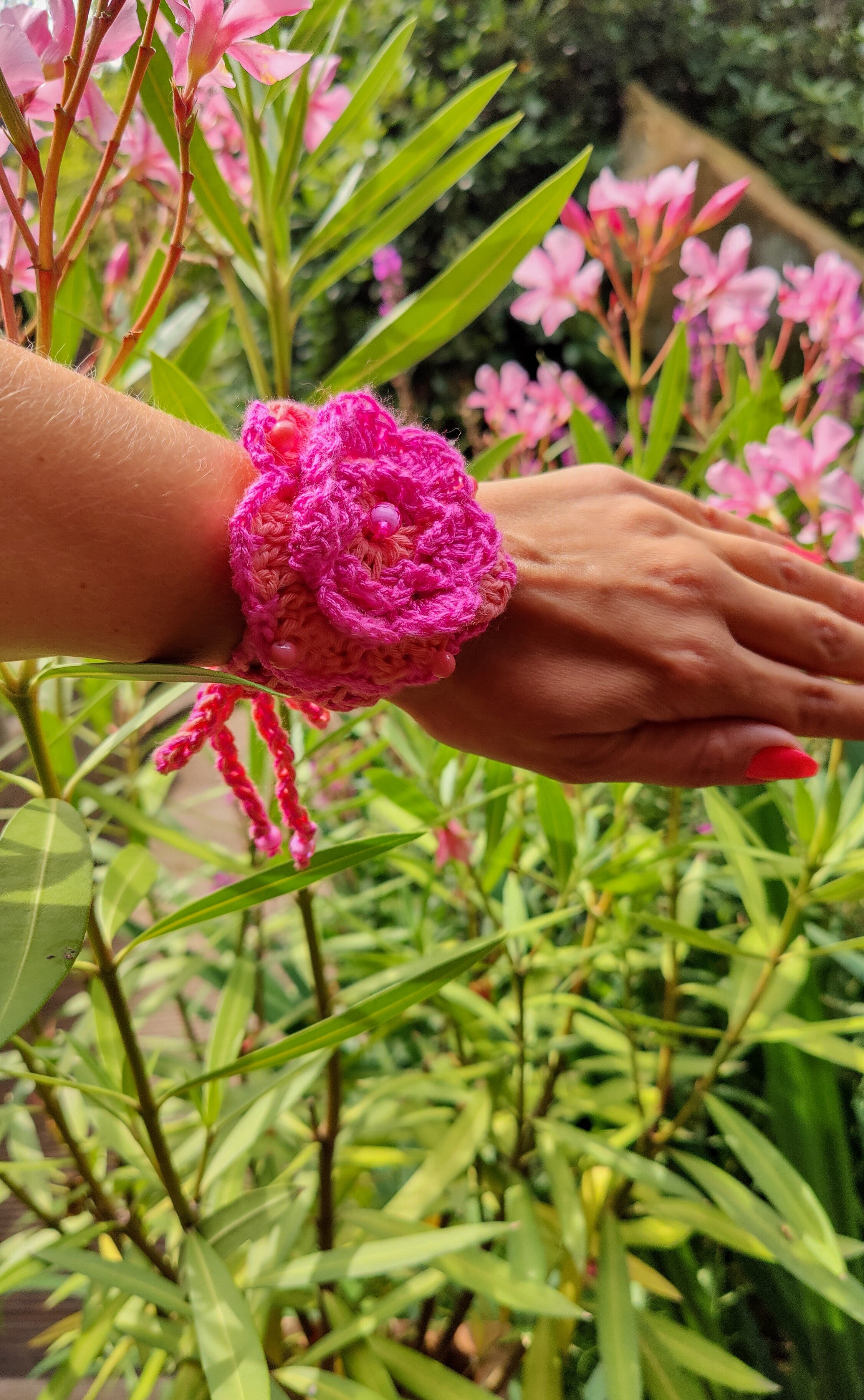 Boho Häkel-Choker in Pink & Coral mit Blume – handgemachter Schmuck, tragbar als Halskette oder Armband, Ibiza Stil, Unikat Design