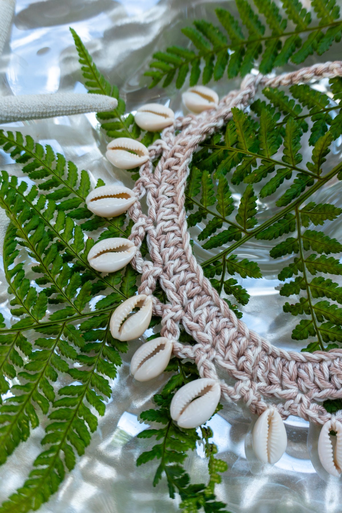 Handgefertigte Häkelkette im Beige-Mix mit Muscheln. Boho Halsschmuck im Ibiza Style für Sommer, Strand, Urlaub und Festival-Outfits.
