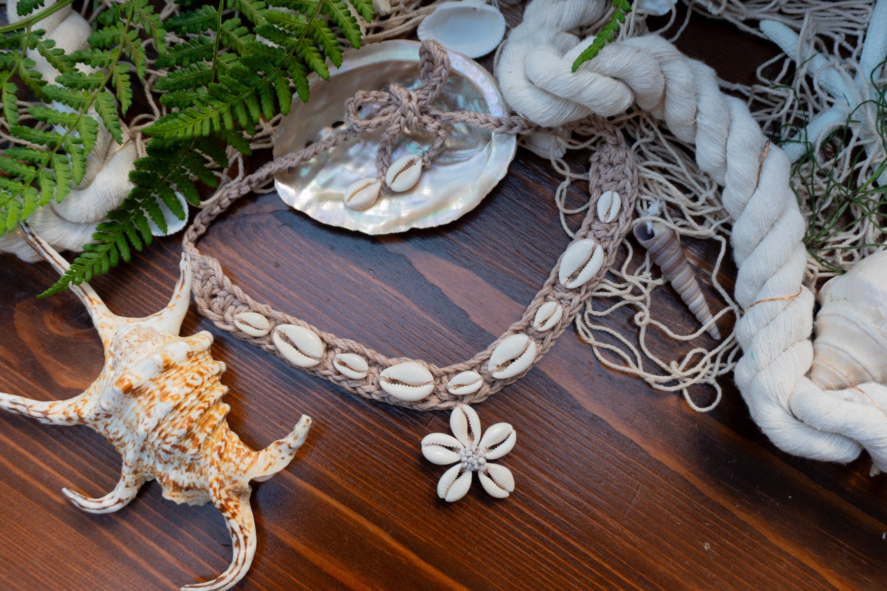 Beige Häkelkette mit Muscheln und Muschelanhänger. Handgemachter Boho Schmuck im Ibiza Style für Sommer, Strand und Urlaub.