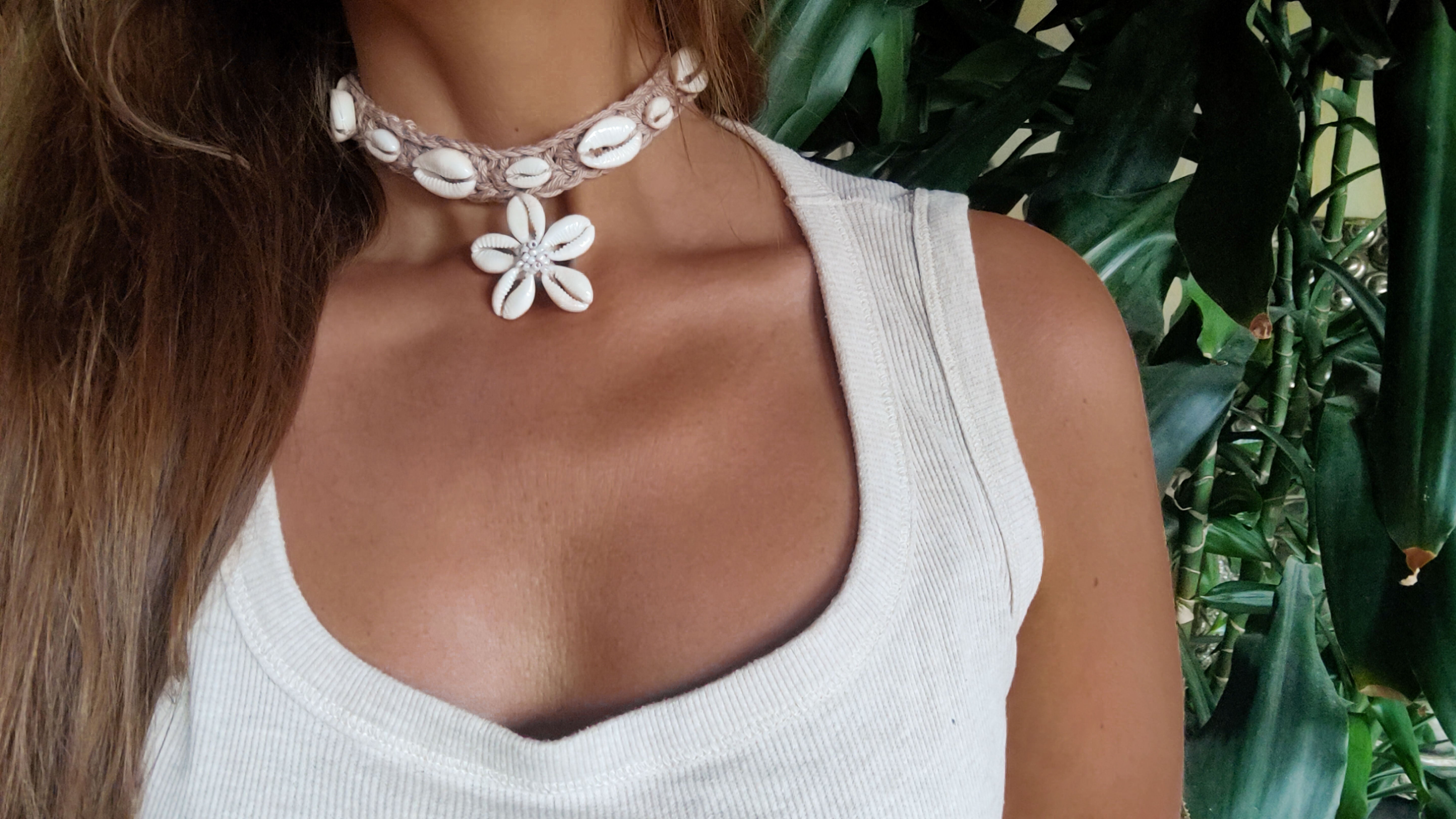 Beige Häkelkette mit Muscheln und Muschelanhänger. Handgemachter Boho Schmuck im Ibiza Style für Sommer, Strand und Urlaub.
