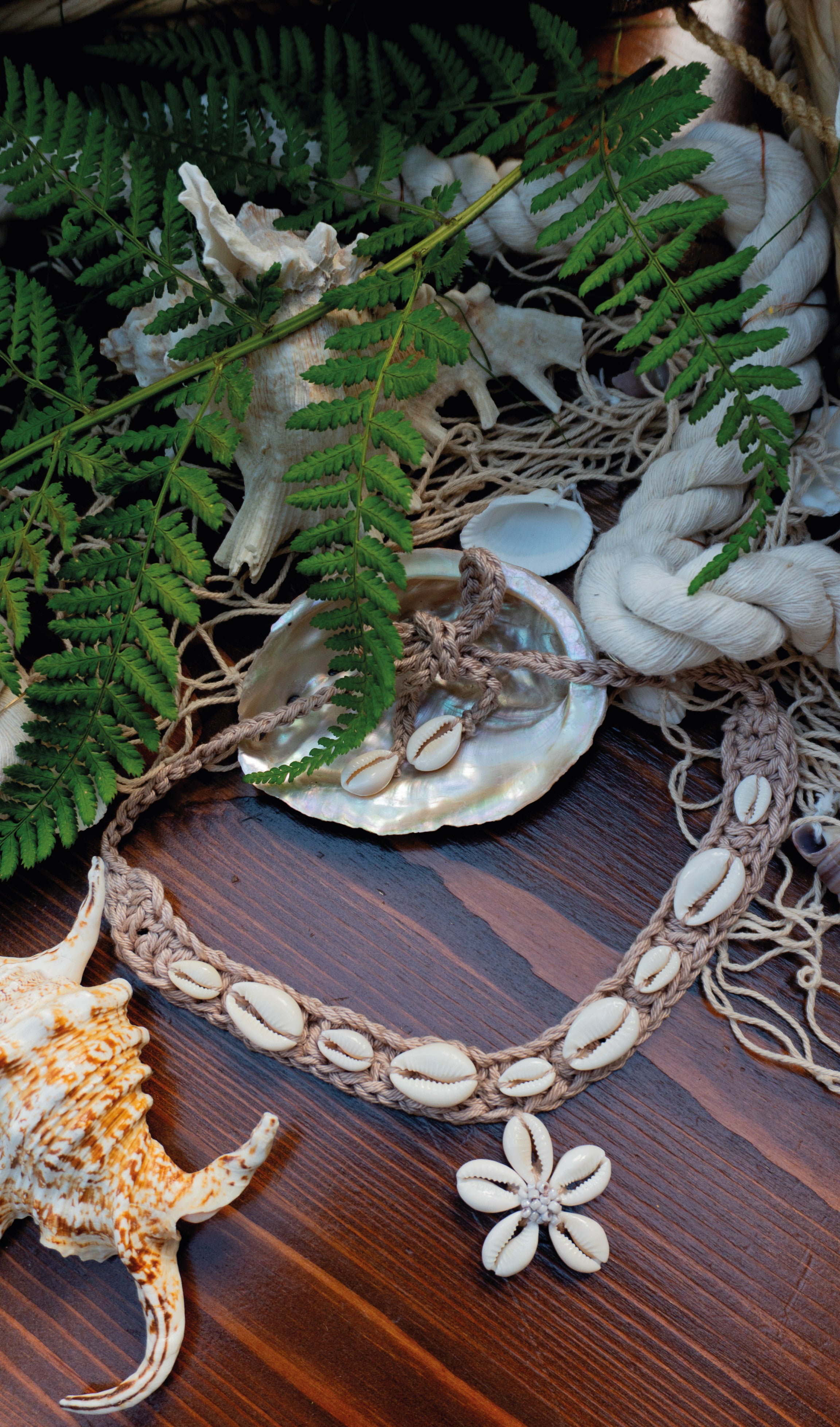 Beige Häkelkette mit Muscheln und Muschelanhänger. Handgemachter Boho Schmuck im Ibiza Style für Sommer, Strand und Urlaub.
