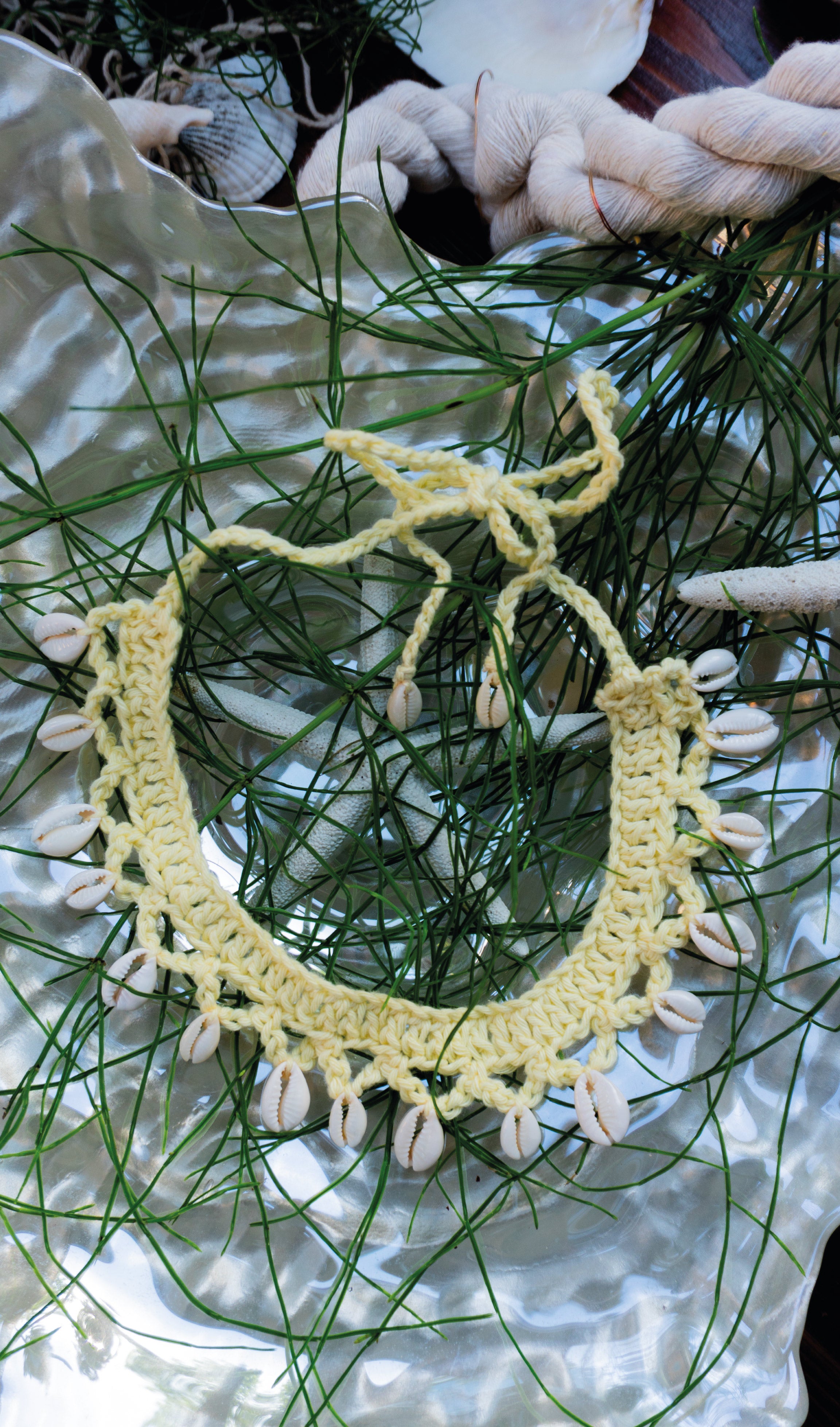 Handgemachte Häkelkette mit Muscheln in Pastellgelb. Boho Schmuck & Ibiza Halsschmuck für Sommer, Strandurlaub, Festival und Beach Looks.