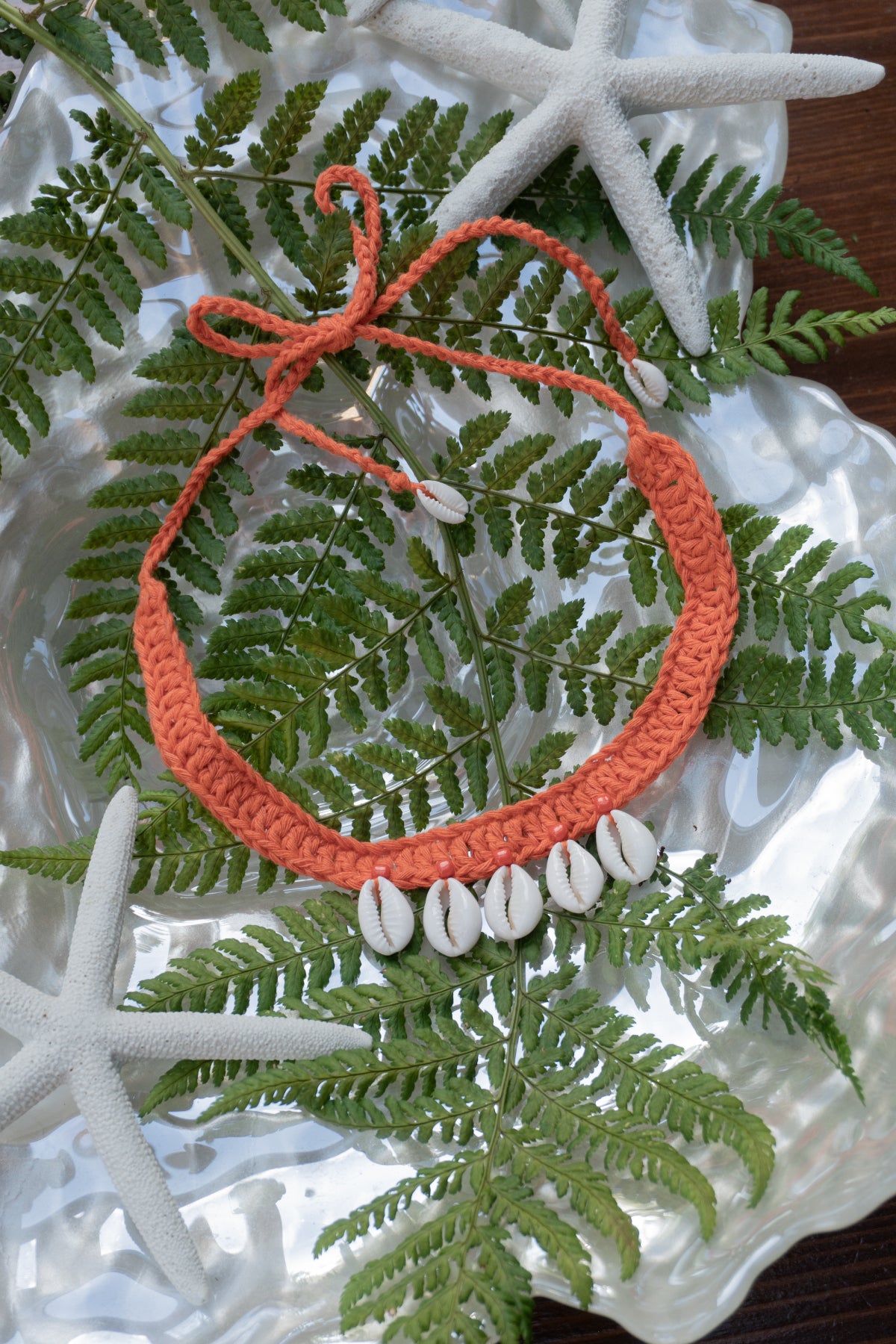 Sommer-Häkelkette im knalligen Orange mit Muscheln "Sol Naranja"