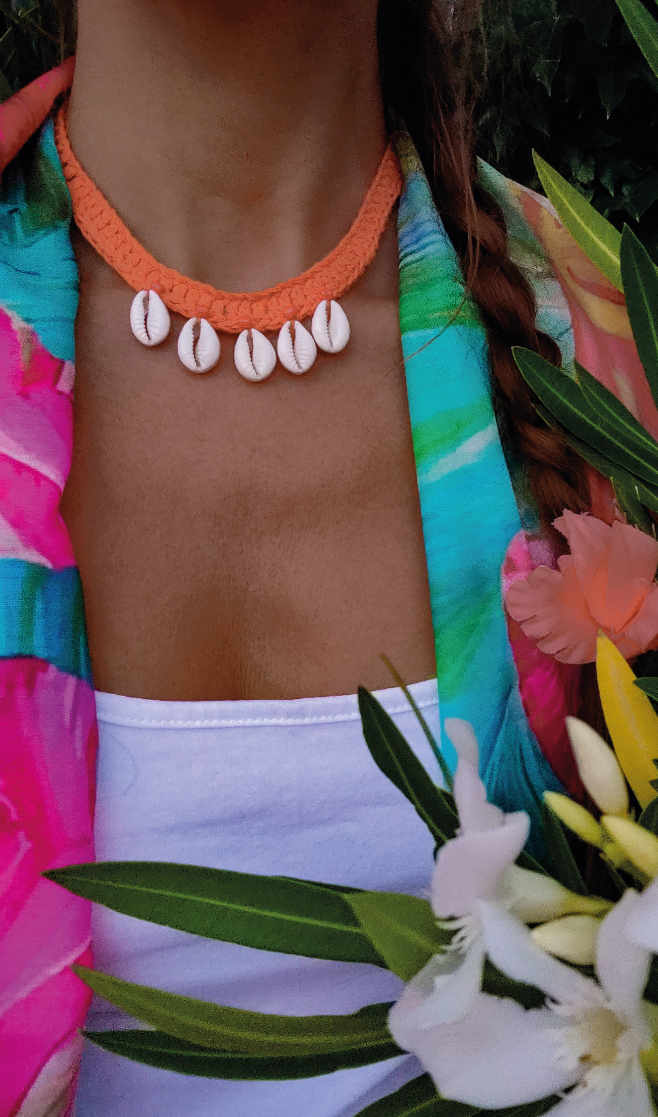 Orange Muschelkette handgemacht aus Häkelgarn mit Muscheln und kleinen Perlen. Boho Sommerschmuck im Ibiza Style für Strand, Urlaub und Festivals.