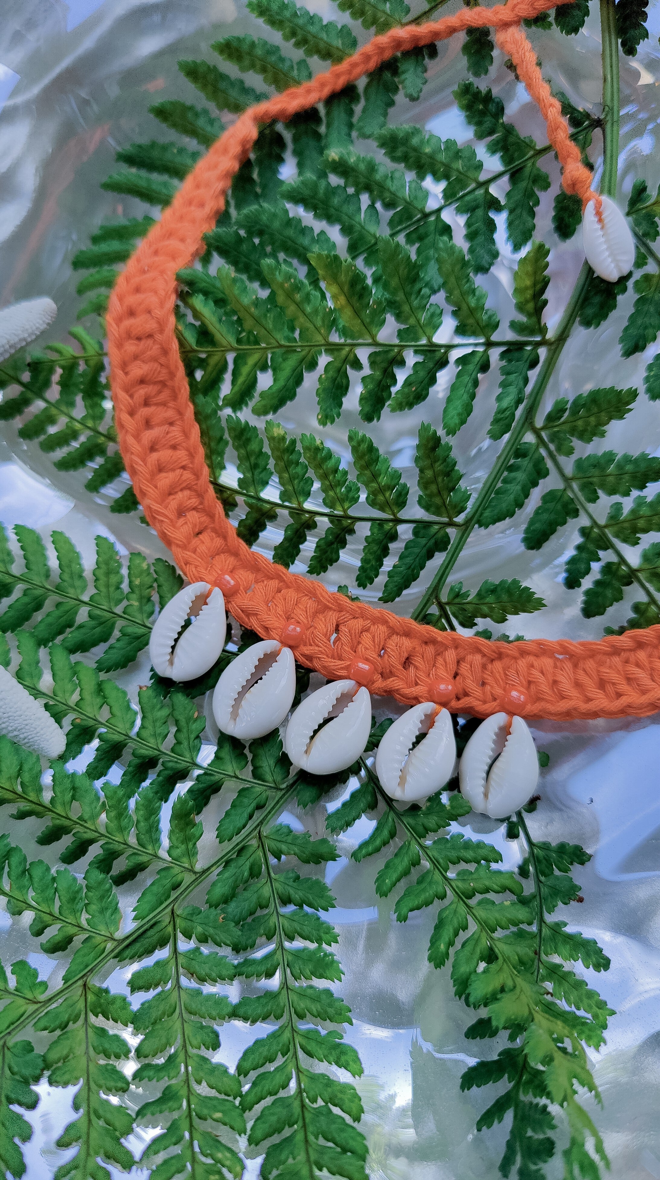 Sommer-Häkelkette im knalligen Orange mit Muscheln "Sol Naranja"