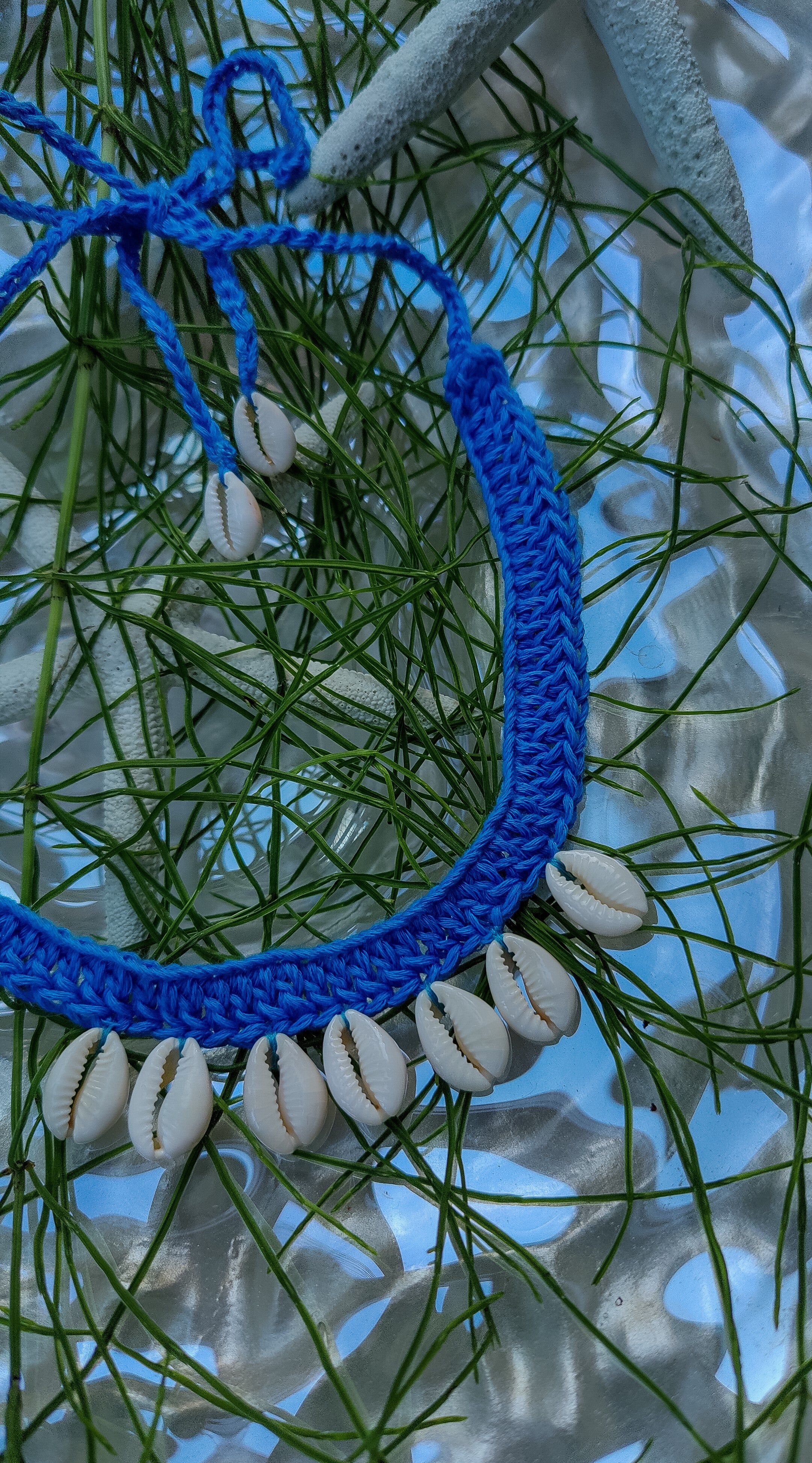 Türkisblaue handgefertigte Häkelkette mit Muscheln als Anhänger. Boho Sommerschmuck im Ibiza Style für Strand, Urlaub, Beach Looks und Festivals.