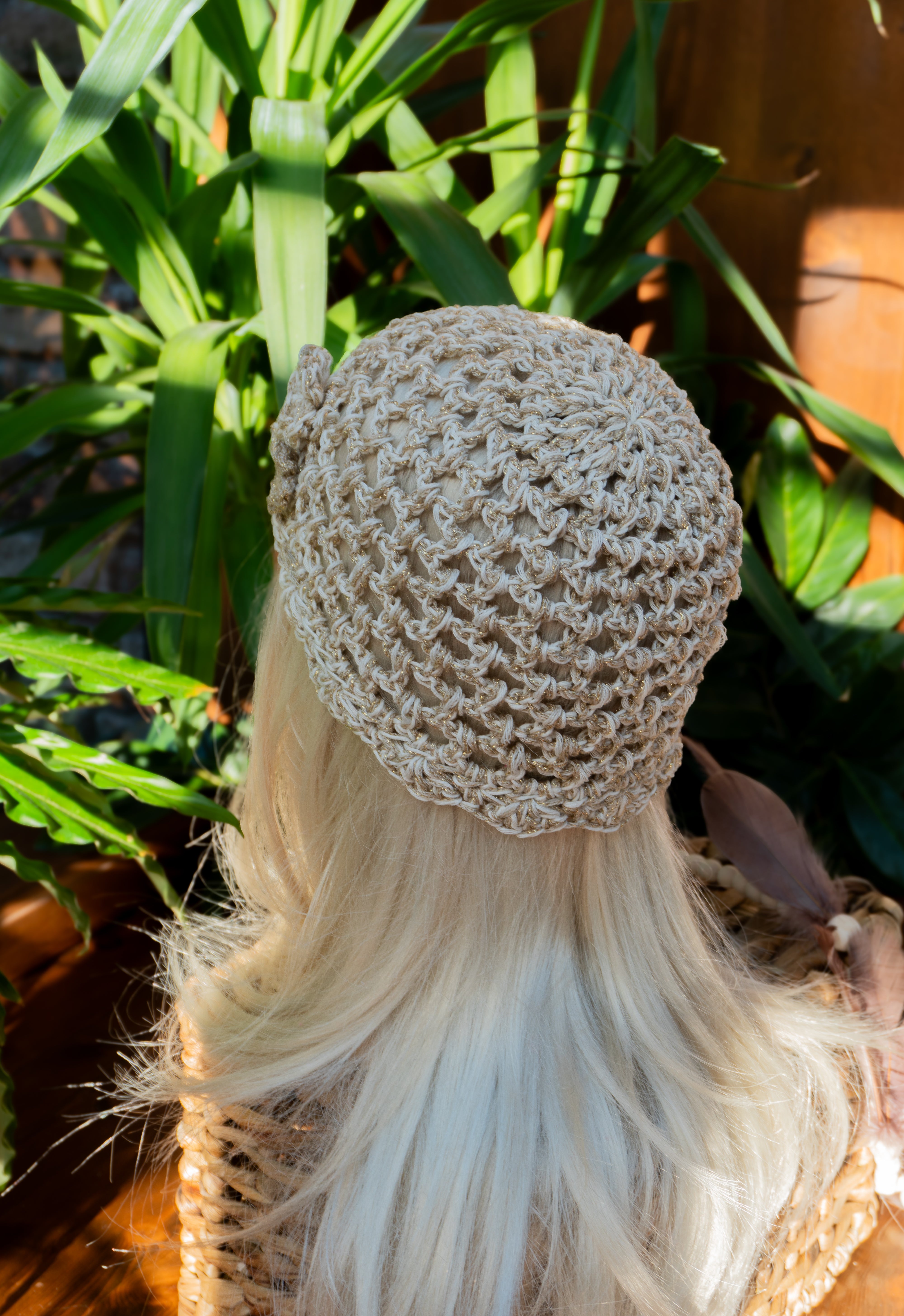 Einzigartiges Boho-Statement für warme Tage: Diese handgefertigte Sommer-Häkelmütze in Beige-Gold besticht durch ihren subtilen Metallicglanz. Aus hochwertiger Baumwolle und speziellem Effektgarn gefertigt, bietet sie angenehmen Tragekomfort – weich, leicht und luftdurchlässig ohne zu kratzen. Ein exklusives Unikat aus unserem Atlier, mit Liebe zum Detail gefertigt.
Material: Baumwolle und Metallic-Effektgarn