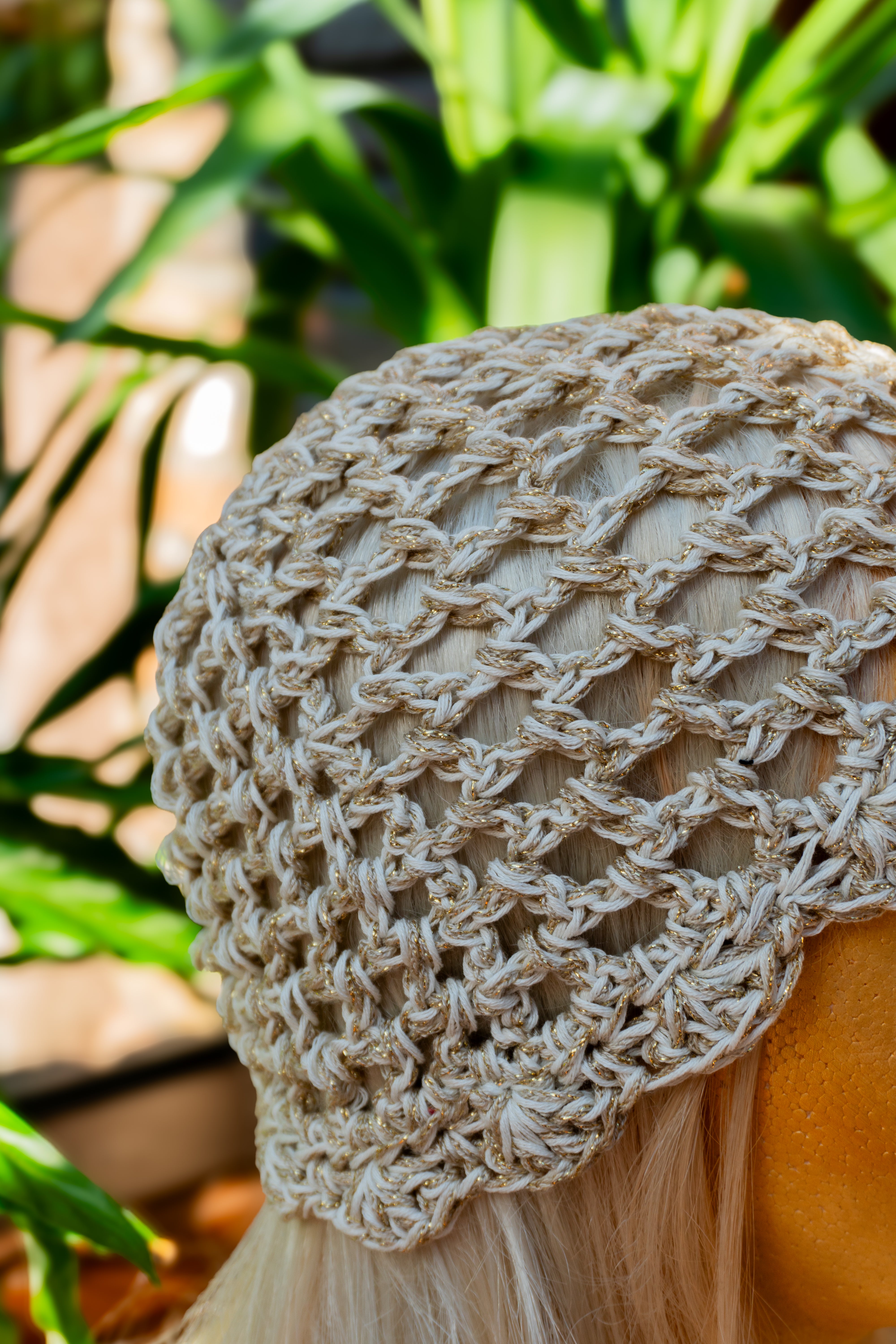 Einzigartiges Boho-Statement für warme Tage: Diese handgefertigte Sommer-Häkelmütze in Beige-Gold besticht durch ihren subtilen Metallicglanz. Aus hochwertiger Baumwolle und speziellem Effektgarn gefertigt, bietet sie angenehmen Tragekomfort – weich, leicht und luftdurchlässig ohne zu kratzen. Ein exklusives Unikat aus unserem Atlier, mit Liebe zum Detail gefertigt.
Material: Baumwolle und Metallic-Effektgarn