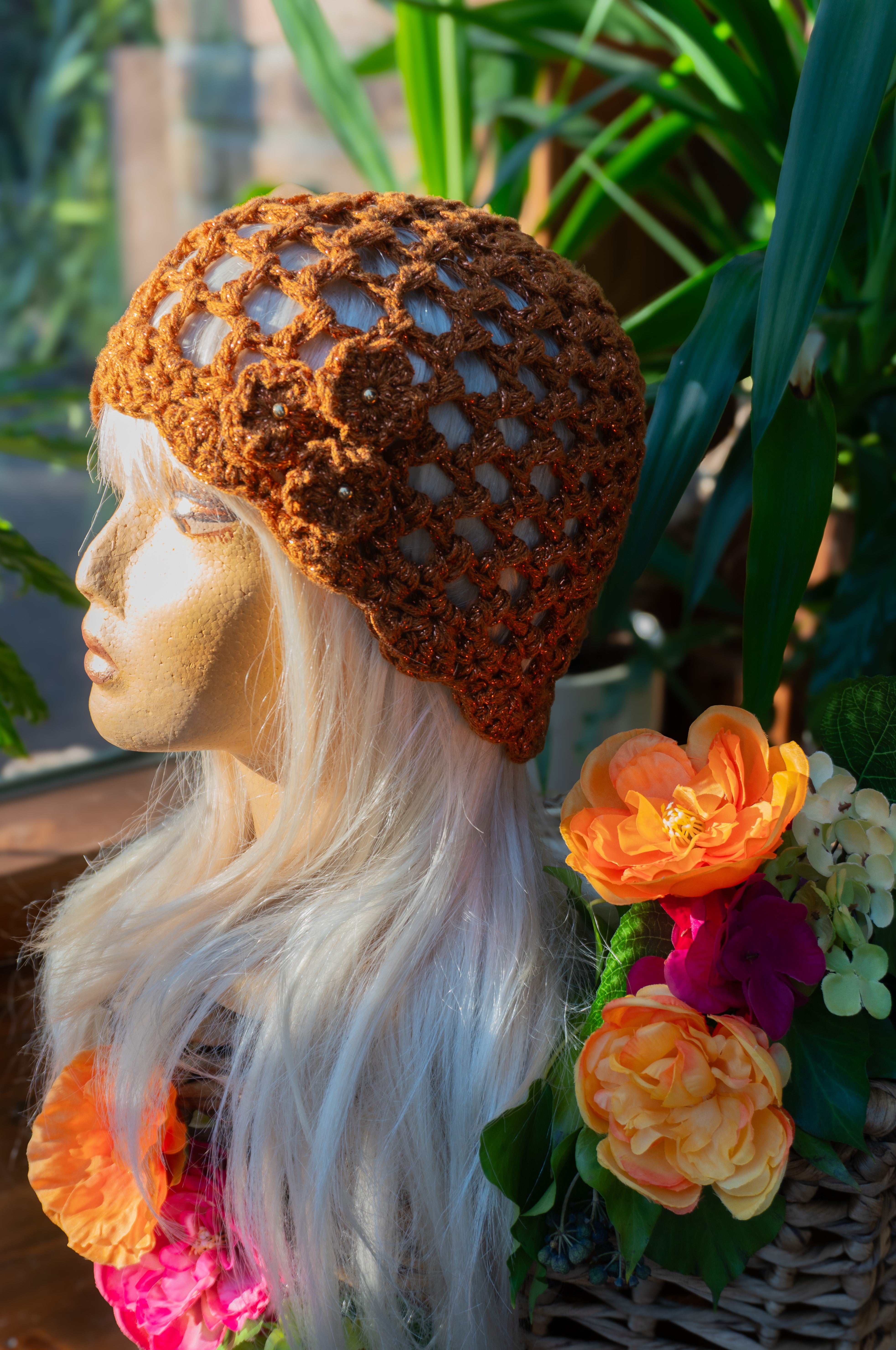 Setzen Sie ein stilvolles Statement mit dieser handgefertigten Boho-Sommer-Häkelmütze in Bronze-Metallic. Der edle Metallicglanz verleiht Ihrem Look besondere Ausstrahlung. Aus hochwertigem Effektgarn gefertigt, überzeugt sie durch angenehme Trageeigenschaften – weich, leicht und luftdurchlässig. Ein exklusives Unikat aus unserem Atelier, das mit Liebe zum Detail erschaffen wurde.
Material: Metallic-Effektgarn