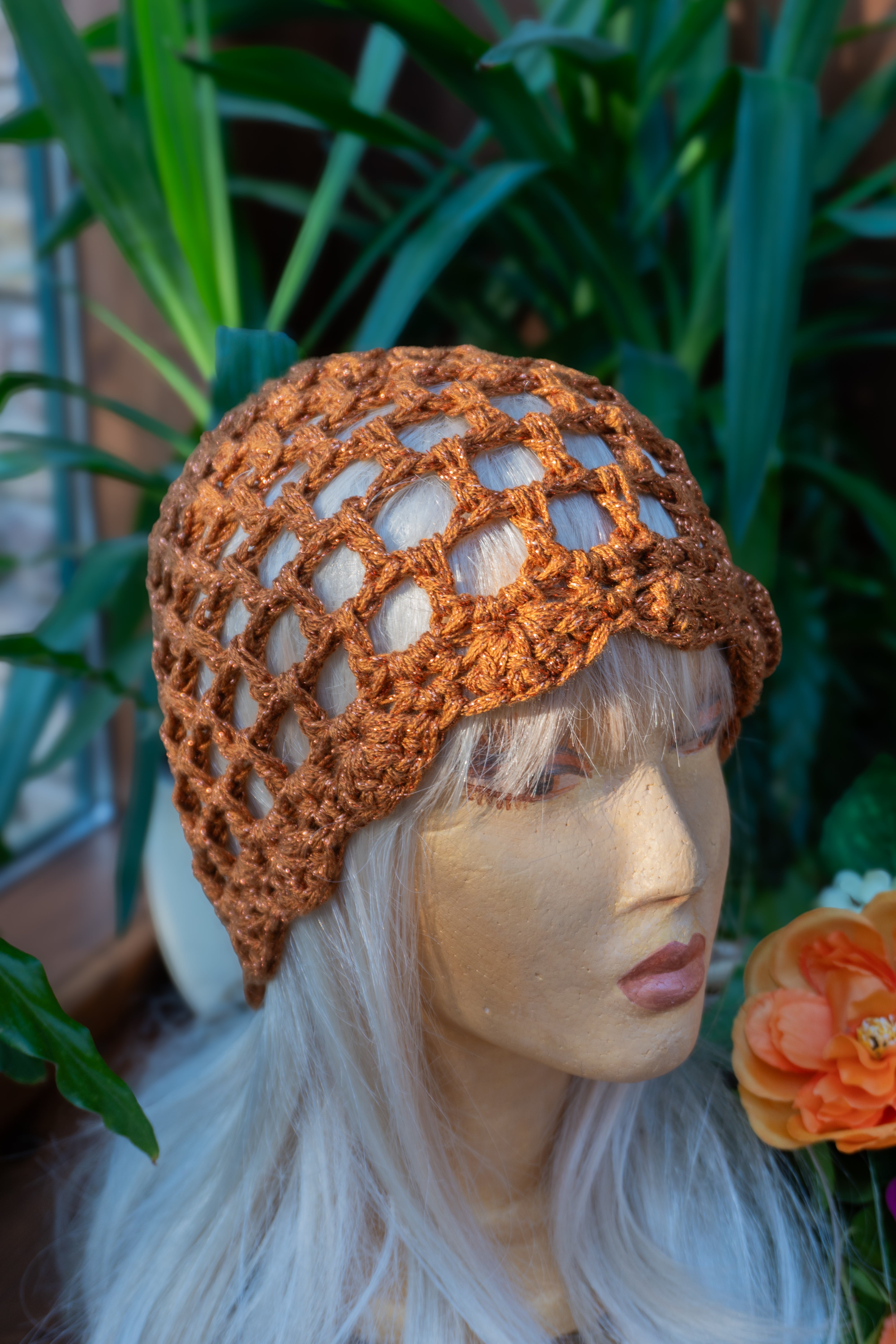 Setzen Sie ein stilvolles Statement mit dieser handgefertigten Boho-Sommer-Häkelmütze in Bronze-Metallic. Der edle Metallicglanz verleiht Ihrem Look besondere Ausstrahlung. Aus hochwertigem Effektgarn gefertigt, überzeugt sie durch angenehme Trageeigenschaften – weich, leicht und luftdurchlässig. Ein exklusives Unikat aus unserem Atelier, das mit Liebe zum Detail erschaffen wurde.
Material: Metallic-Effektgarn