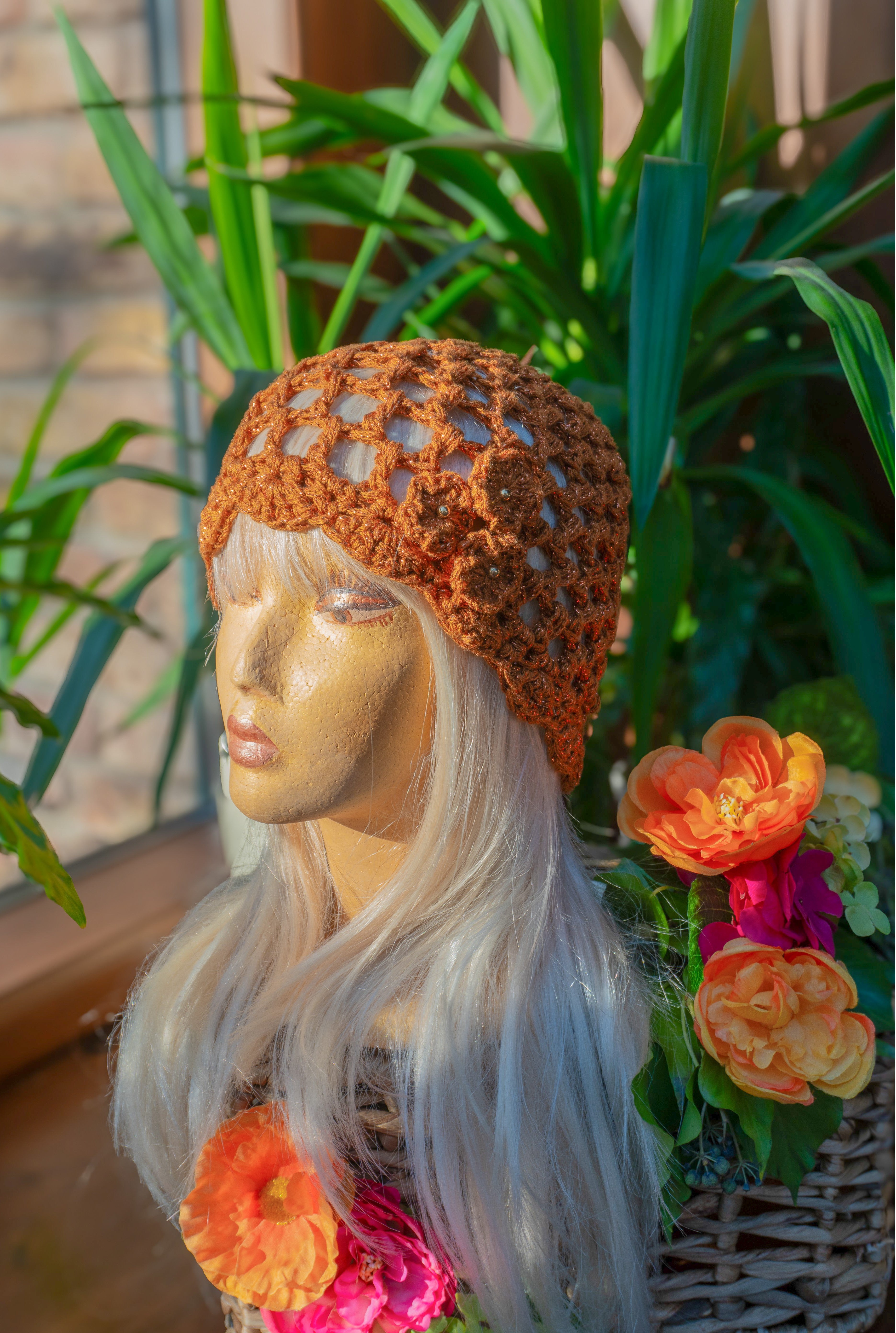 Setzen Sie ein stilvolles Statement mit dieser handgefertigten Boho-Sommer-Häkelmütze in Bronze-Metallic. Der edle Metallicglanz verleiht Ihrem Look besondere Ausstrahlung. Aus hochwertigem Effektgarn gefertigt, überzeugt sie durch angenehme Trageeigenschaften – weich, leicht und luftdurchlässig. Ein exklusives Unikat aus unserem Atelier, das mit Liebe zum Detail erschaffen wurde.
Material: Metallic-Effektgarn