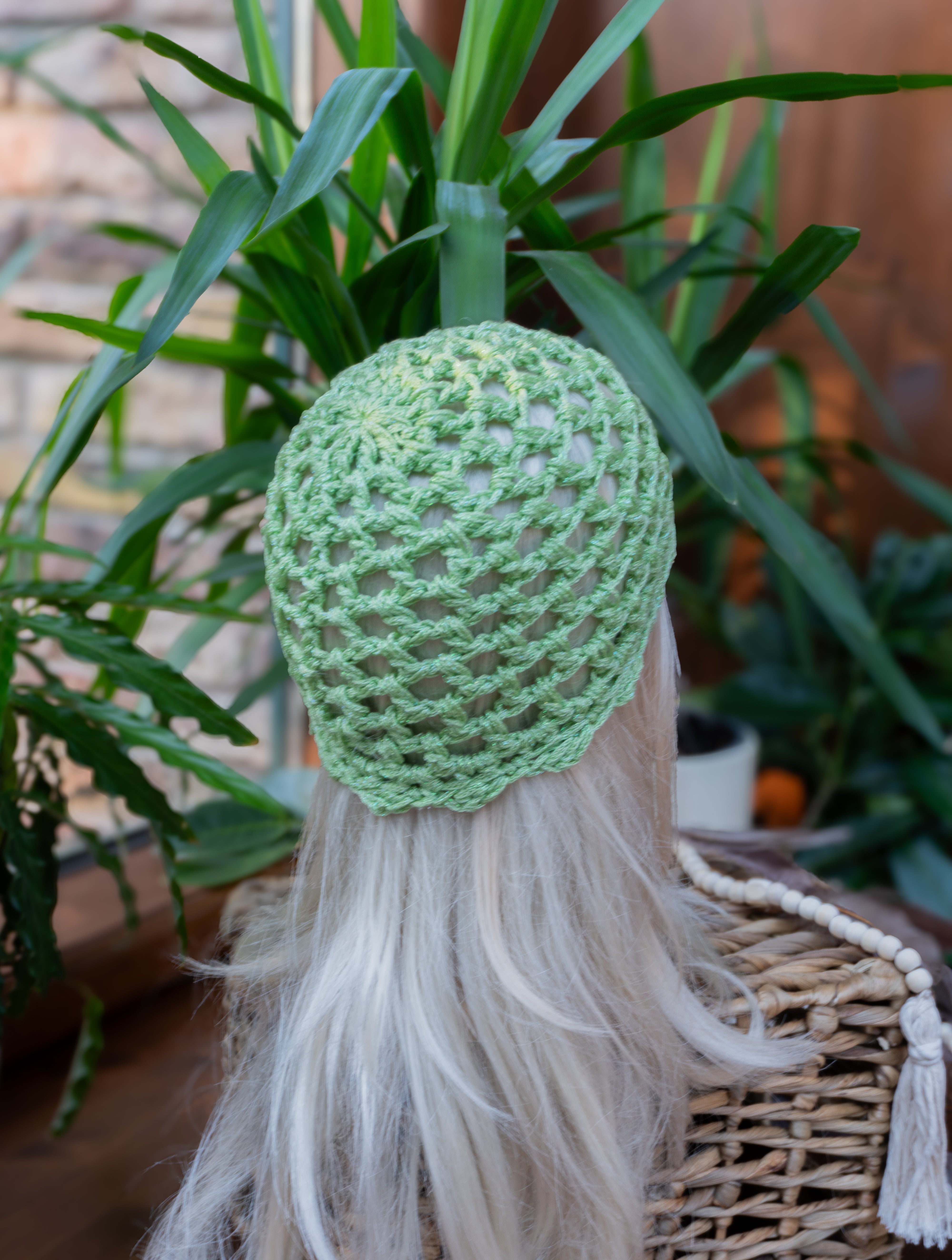Perfektes Boho-Highlight für die Sommersaison: Diese hellgrüne Häkelmütze mit edlem Metallic-Schimmer ist vollständig handgearbeitet. Das spezielle Effektgarn sorgt für außergewöhnlichen Komfort – anschmiegsam, besonders leicht und atmungsaktiv ohne jegliches Kratzen. Ein individuell gefertigtes Unikat aus unserem Atelier mit besonderem Design-Charakter.
Material: Metallic-Effektgarn
