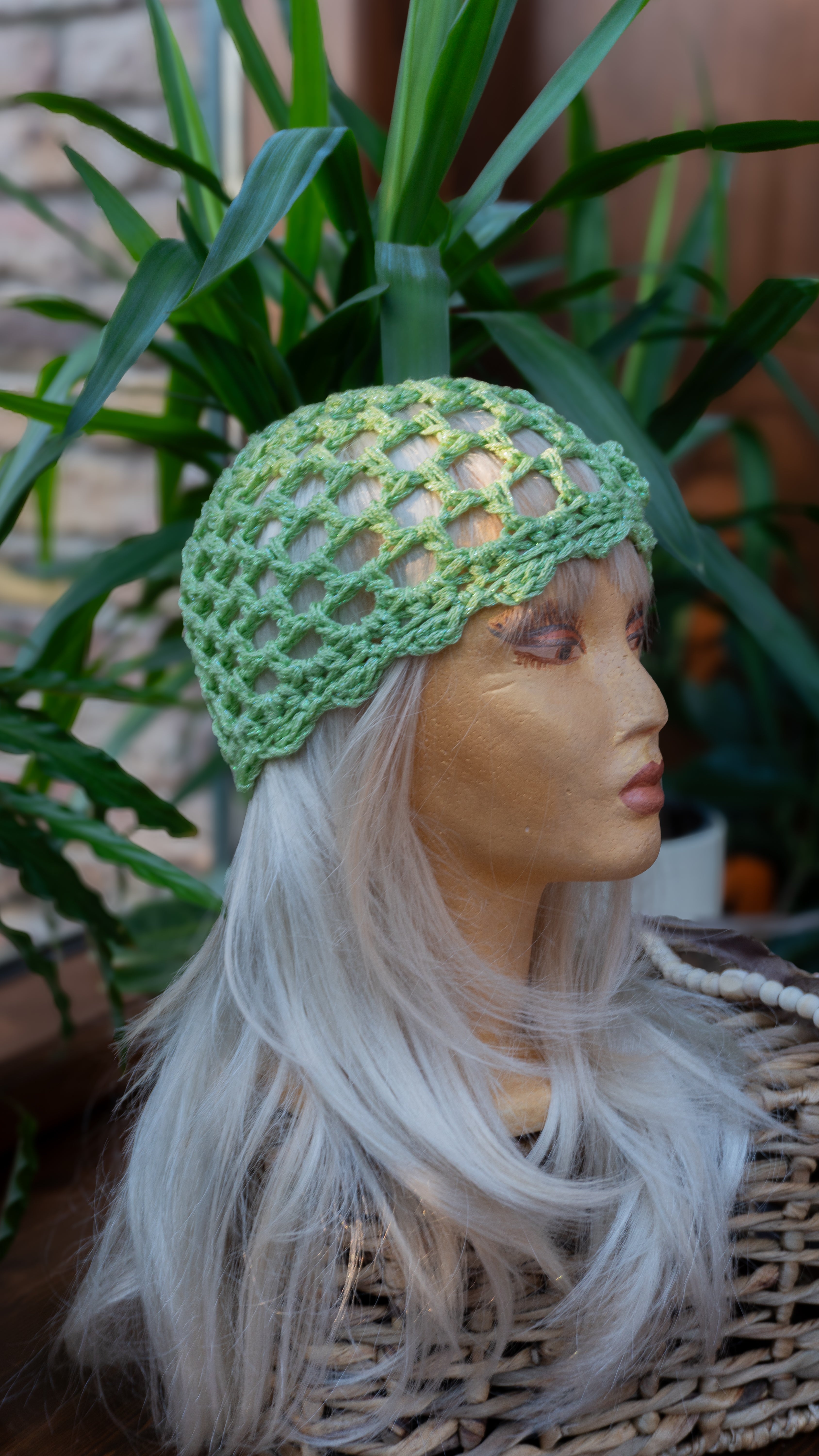 Perfektes Boho-Highlight für die Sommersaison: Diese hellgrüne Häkelmütze mit edlem Metallic-Schimmer ist vollständig handgearbeitet. Das spezielle Effektgarn sorgt für außergewöhnlichen Komfort – anschmiegsam, besonders leicht und atmungsaktiv ohne jegliches Kratzen. Ein individuell gefertigtes Unikat aus unserem Atelier mit besonderem Design-Charakter.
Material: Metallic-Effektgarn