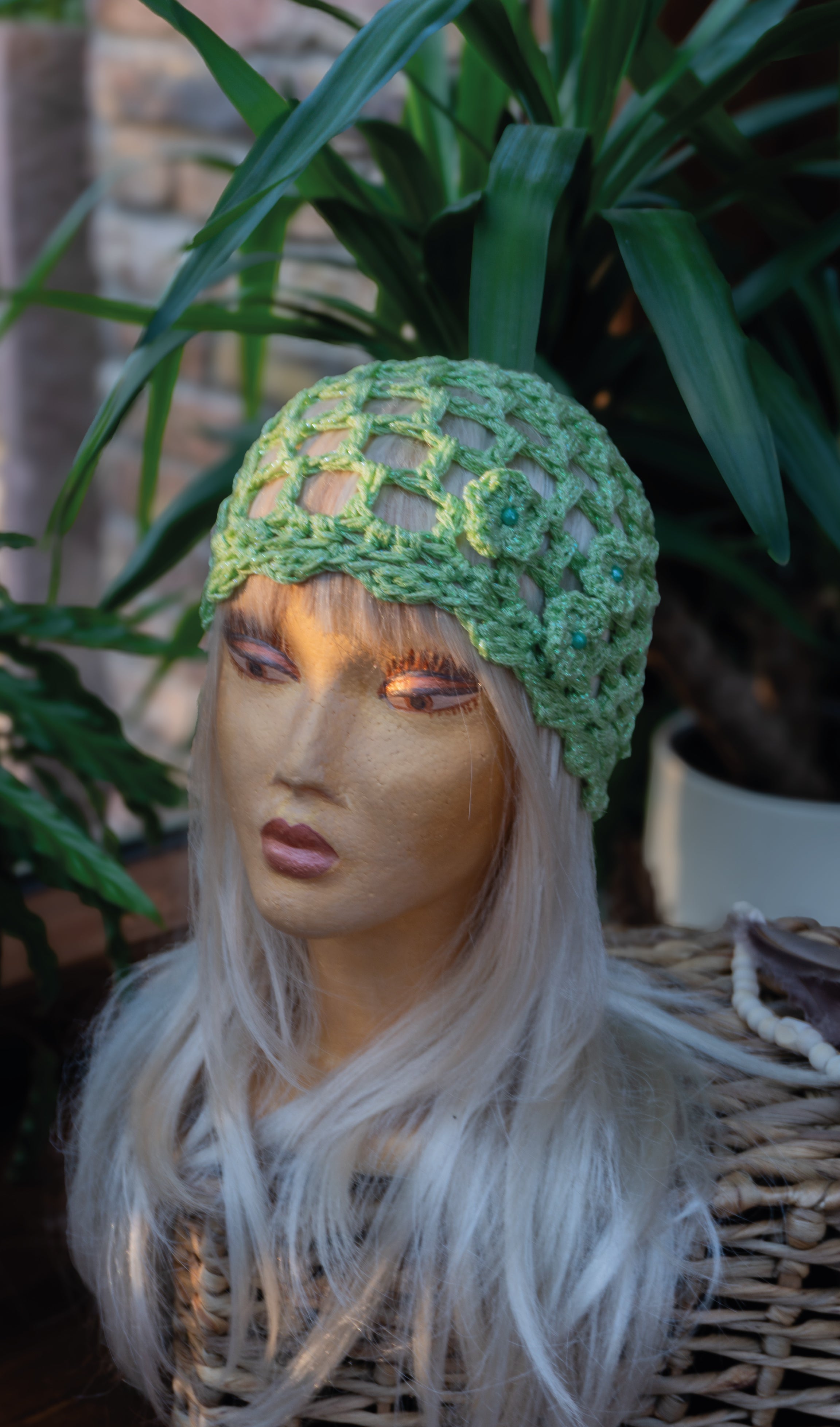 Perfektes Boho-Highlight für die Sommersaison: Diese hellgrüne Häkelmütze mit edlem Metallic-Schimmer ist vollständig handgearbeitet. Das spezielle Effektgarn sorgt für außergewöhnlichen Komfort – anschmiegsam, besonders leicht und atmungsaktiv ohne jegliches Kratzen. Ein individuell gefertigtes Unikat aus unserem Atelier mit besonderem Design-Charakter.
Material: Metallic-Effektgarn