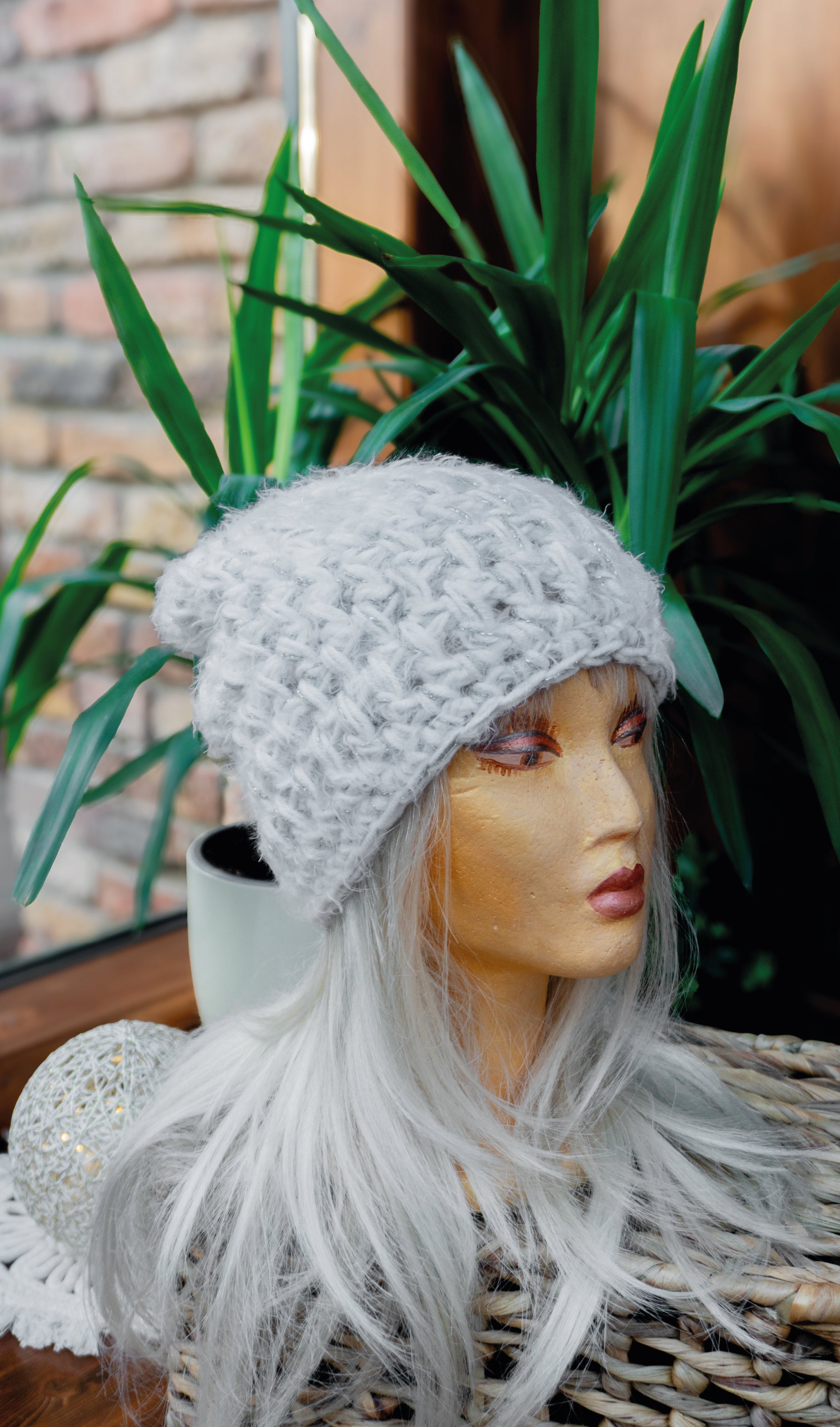 Elegante Häkelmütze in Weiß Silber mit leichtem Metallic Effekt. Handgefertigtes Unikat für Herbst und Winter. Weich bequem und ideal für moderne Winterlooks.