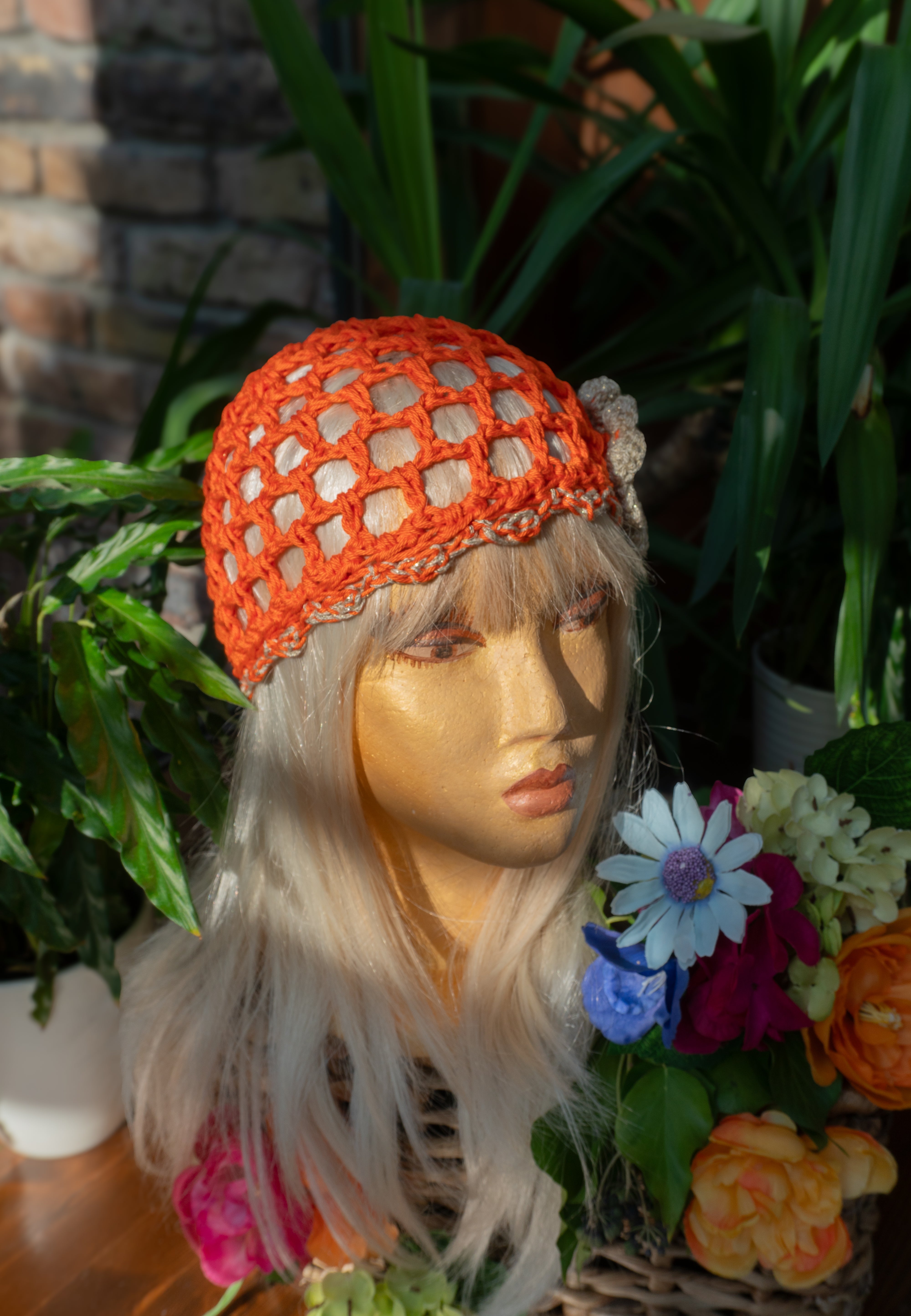 Handgefertigte Boho-Häkelmütze in strahlendem Orange-Gold-Metallic mit dekorativer Blumenapplikation. Diese exklusive Sommermütze ist angenehm leicht, atmungsaktiv und bietet luftigen Tragekomfort an warmen Tagen. Ein einzigartiges Statement-Piece aus unserem Atelier, das Ihren Sommeroutfits einen unverwechselbaren bohemischen Charme verleiht.
Material: Baumwolle und Metallic-Effektgarn